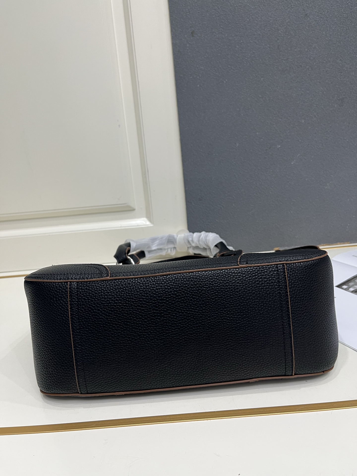 新款。原单品质。这款手提袋标志着回归DNA的根源,其设计令人想起旅行主题。宽松实用的廓形由纹理丰富的皮革 新款。原单品质。这款手提袋标志着回归DNA的根源,其设计令人想起旅行主题。宽松实用的廓形由纹理丰富的皮革