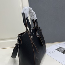新款。原单品质。这款手提袋标志着回归DNA的根源,其设计令人想起旅行主题。宽松实用的廓形由纹理丰富的皮革 新款。原单品质。这款手提袋标志着回归DNA的根源,其设计令人想起旅行主题。宽松实用的廓形由纹理丰富的皮革