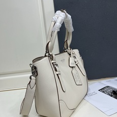 新款。原单品质。这款手提袋标志着回归DNA的根源,其设计令人想起旅行主题。宽松实用的廓形由纹理丰富的皮革 新款。原单品质。这款手提袋标志着回归DNA的根源,其设计令人想起旅行主题。宽松实用的廓形由纹理丰富的皮革
