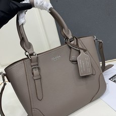 新款。原单品质。这款手提袋标志着回归DNA的根源,其设计令人想起旅行主题。宽松实用的廓形由纹理丰富的皮革 新款。原单品质。这款手提袋标志着回归DNA的根源,其设计令人想起旅行主题。宽松实用的廓形由纹理丰富的皮革