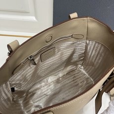 新款。原单品质。这款手提袋标志着回归DNA的根源,其设计令人想起旅行主题。宽松实用的廓形由纹理丰富的皮革 新款。原单品质。这款手提袋标志着回归DNA的根源,其设计令人想起旅行主题。宽松实用的廓形由纹理丰富的皮革