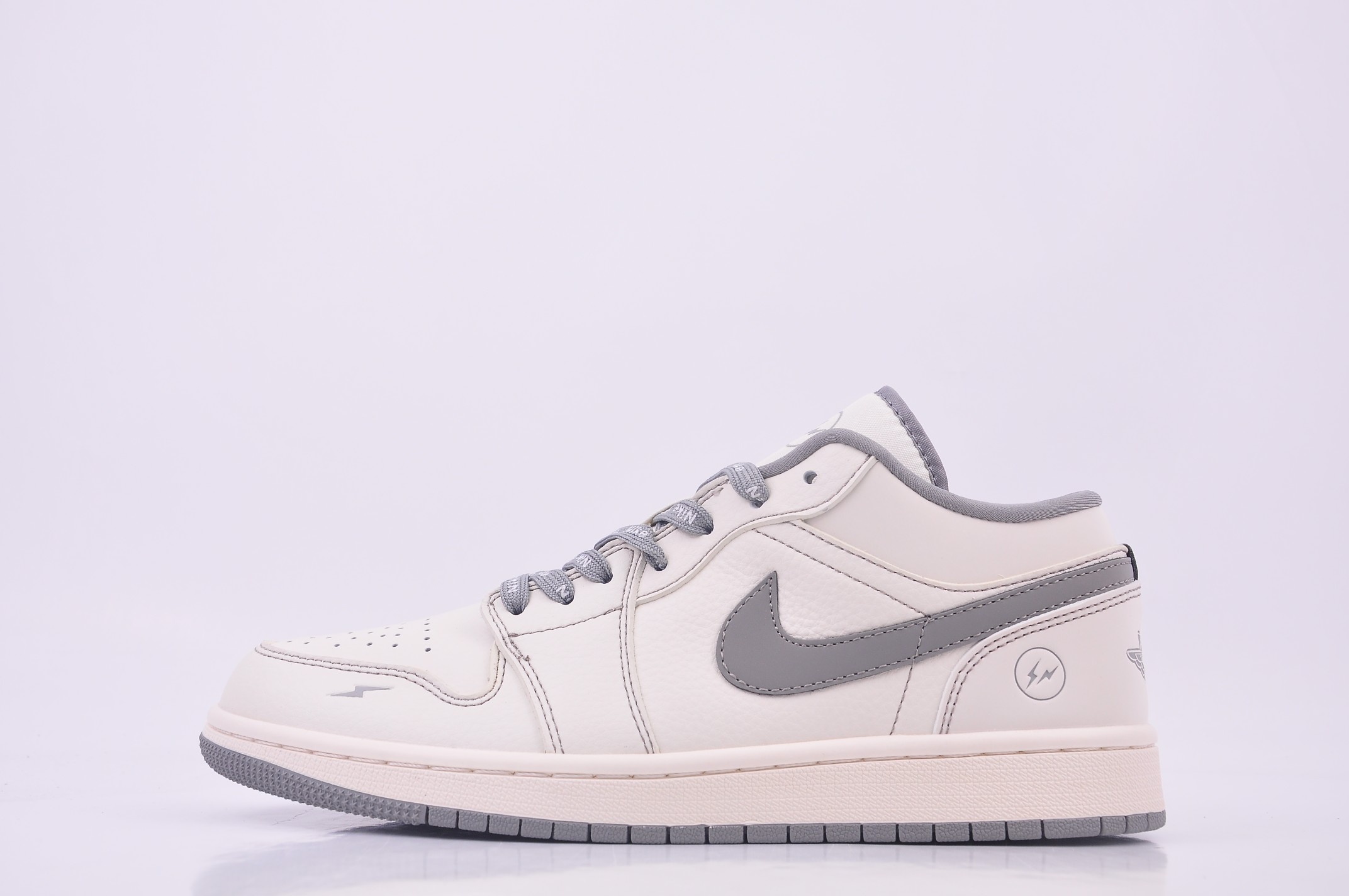 Fragment x Air Jordan 1 米白星空灰此款设计灵感来源于轻定制，用符合美学逻辑的色彩作为设计的基石，整体简约而不简单，樱桃作为整体设计的点睛之笔也拉高了抢眼度，氛围感满满，日1