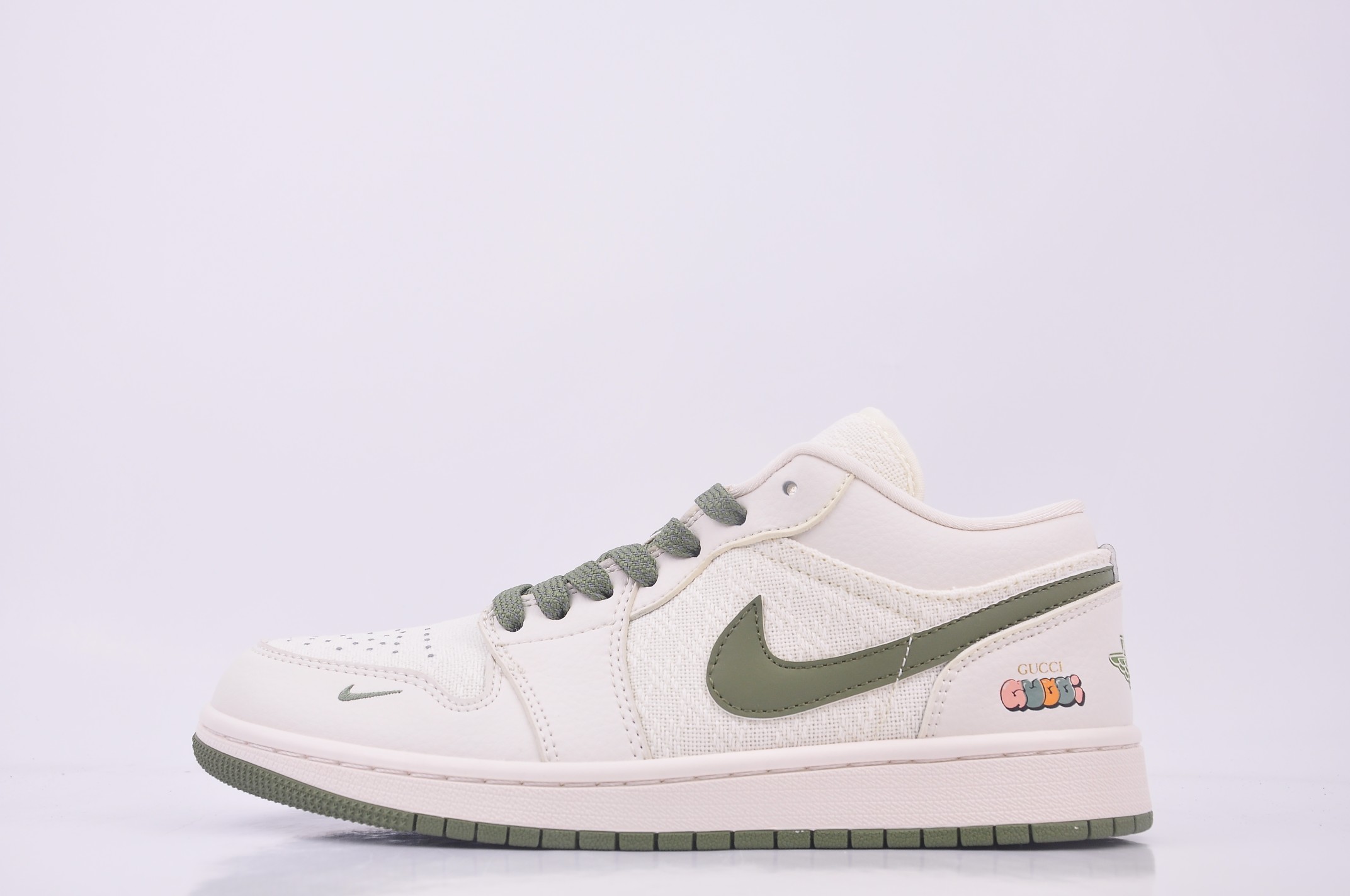 Gucci x Air Jordan 1 Low 米绿针织此款主张打破传统的工业化流水线设计限制，以Made by ideas的超级创意为理念，集结众多潮流设计师，结合时下最ing潮流风尚，为潮1