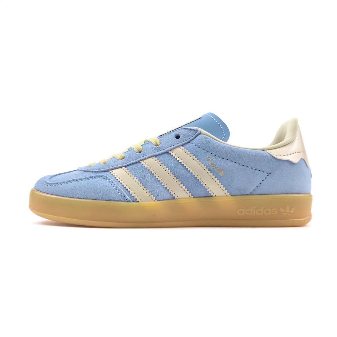 放店💰100 天蓝米兰JR8029
D❄️｜AD Gazelle Indoor Trainers 羚羊内训系列低帮复古百搭休闲运动德训风板鞋 90年代经典的复刻版！自60年代以足球训练鞋面世以来,Gazelle就以其经典设计席卷全球。1991年版本的复刻,再造经典Gazelle。采用皮革打造,搭配浊色细节,让这款经典更加简约。
货号：JR8029 
尺码：35 36 36⅔ 37⅓ 38 38⅔ 39⅓ 40 40⅔ 41⅓ 42 42⅔ 43⅓ 44 45