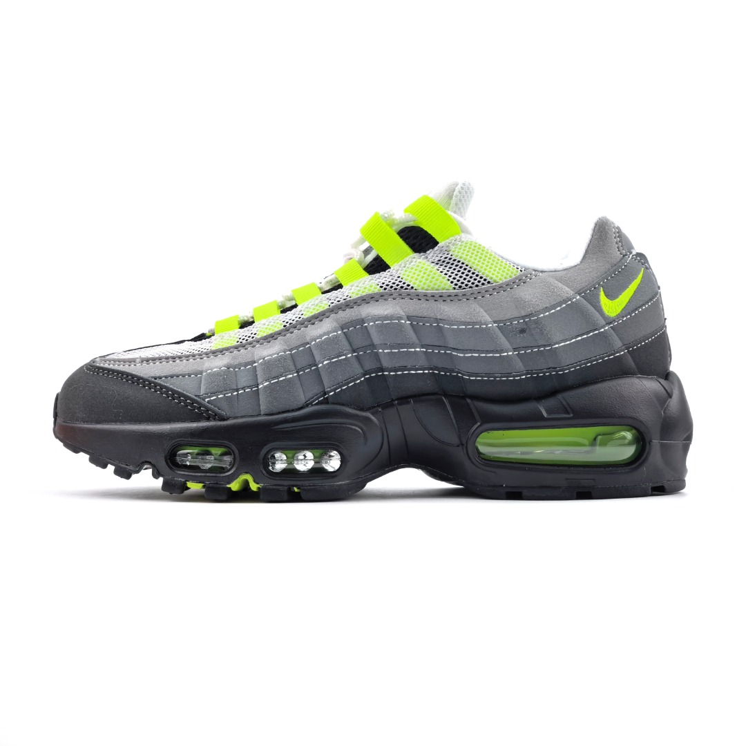 NIKE AIR MAX 95 OG 耐克 气垫复古慢跑百搭鞋休闲运动鞋 这双鞋采用前脚掌开窗式气垫 这种设计在当时是前所未有的 鞋带孔的设计灵感来自人体肋骨 而鞋底支撑片则模仿了人体脊柱 甚至每个气垫的气压都有详细的标记 这种设计即使在今天看来 依然充满了科技感 货号:307960-002
