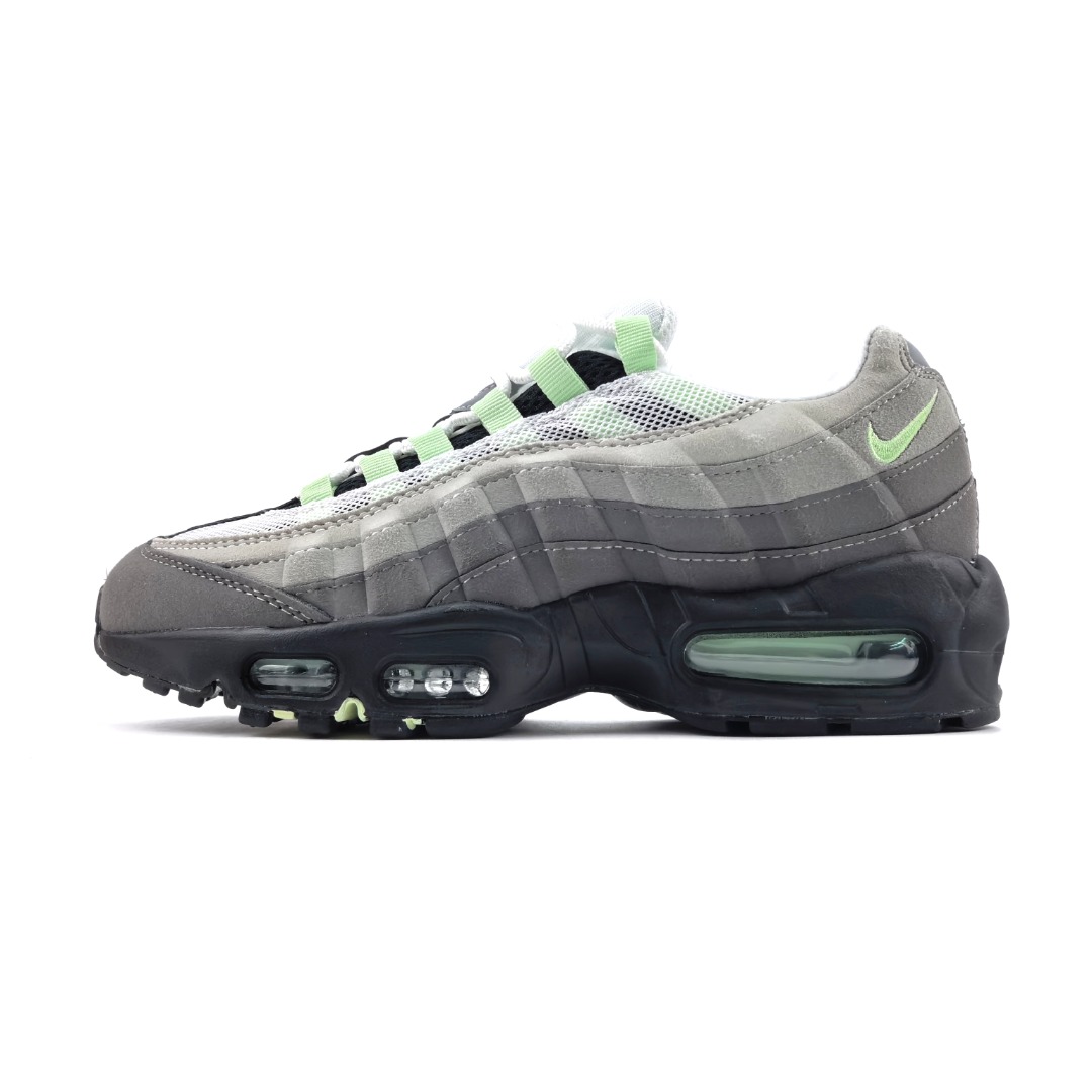 NIKE AIR MAX 95 OG 耐克 气垫复古慢跑百搭鞋休闲运动鞋 这双鞋采用前脚掌开窗式气垫 这种设计在当时是前所未有的 鞋带孔的设计灵感来自人体肋骨 而鞋底支撑片则模仿了人体脊柱 甚至每个气垫的气压都有详细的标记 这种设计即使在今天看来 依然充满了科技感 货号:CD7495-101
