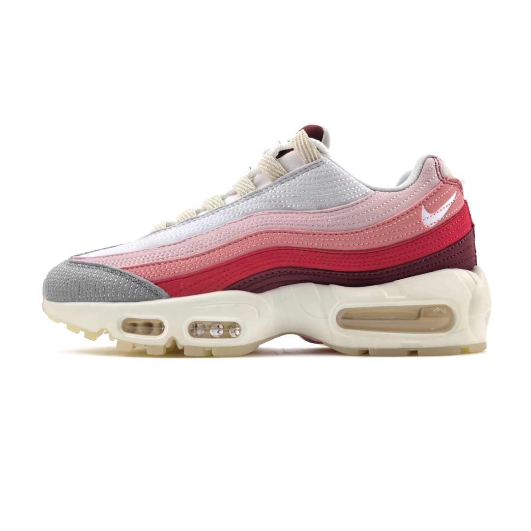 NIKE AIR MAX 95 OG 耐克 气垫复古慢跑百搭鞋休闲运动鞋 这双鞋采用前脚掌开窗式气垫 这种设计在当时是前所未有的 鞋带孔的设计灵感来自人体肋骨 而鞋底支撑片则模仿了人体脊柱 甚至每个气垫的气压都有详细的标记 这种设计即使在今天看来 依然充满了科技感 货号:DM0012-600