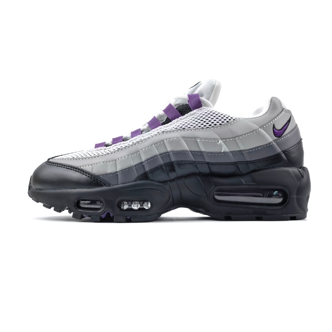 NIKE AIR MAX 95 OG 耐克 气垫复古慢跑百搭鞋休闲运动鞋 这双鞋采用前脚掌开窗式气垫 这种设计在当时是前所未有的 鞋带孔的设计灵感来自人体肋骨 而鞋底支撑片则模仿了人体脊柱 甚至每个气垫的气压都有详细的标记 这种设计即使在今天看来 依然充满了科技感 货号:DH8015-003