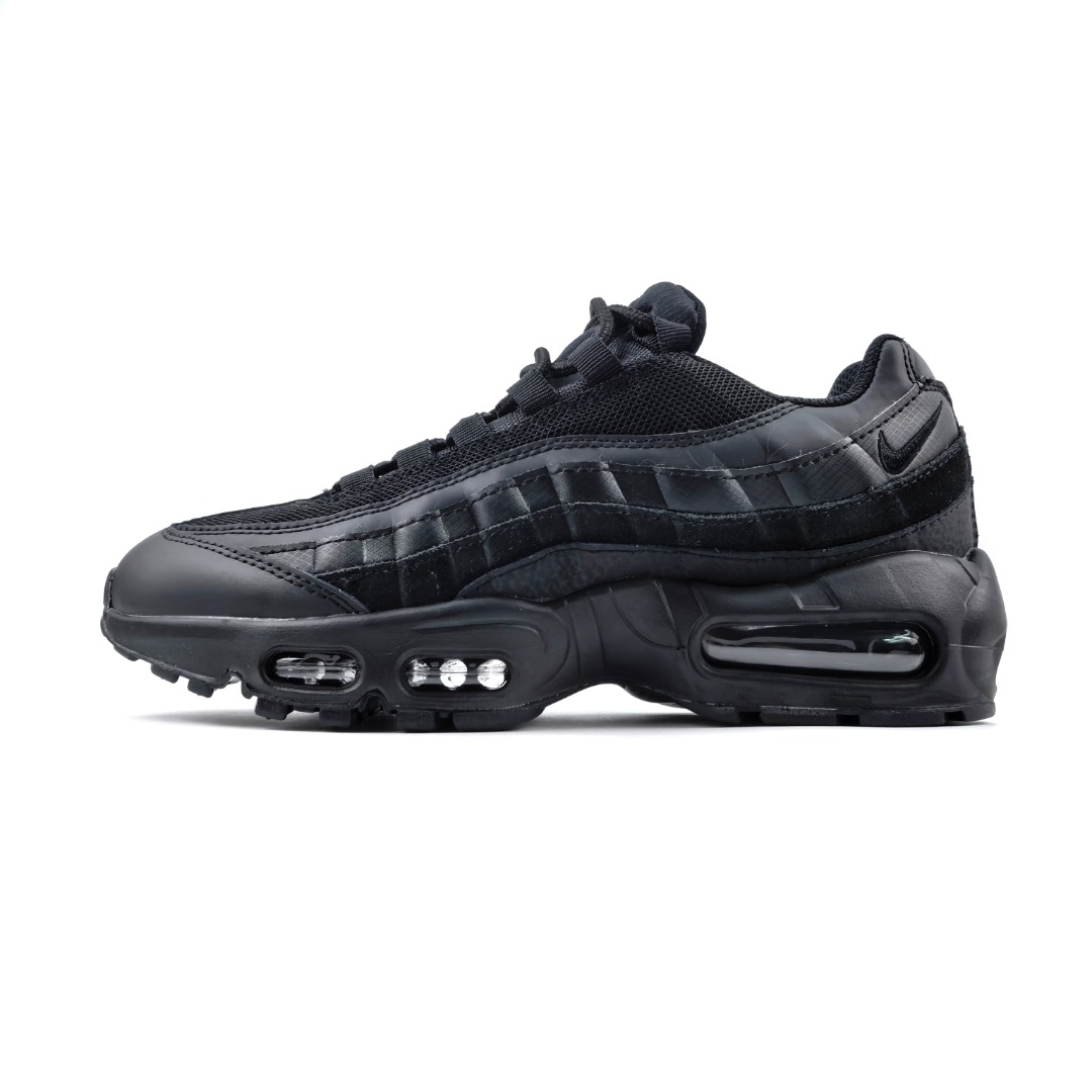 NIKE AIR MAX 95 SP 耐克 气垫复古慢跑百搭鞋休闲运动鞋 这双鞋采用前脚掌开窗式气垫 这种设计在当时是前所未有的 鞋带孔的设计灵感来自人体肋骨 而鞋底支撑片则模仿了人体脊柱 甚至每个气垫的气压都有详细的标记 这种设计即使在今天看来 依然充满了科技感 货号:CI3705-001