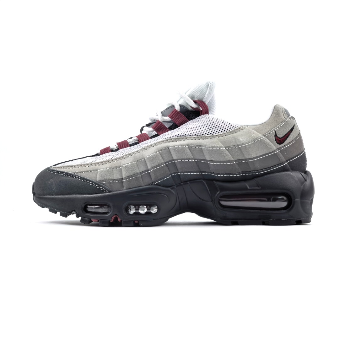 NIKE AIR MAX 95 SP 耐克 气垫复古慢跑百搭鞋休闲运动鞋 这双鞋采用前脚掌开窗式气垫 这种设计在当时是前所未有的 鞋带孔的设计灵感来自人体肋骨 而鞋底支撑片则模仿了人体脊柱 甚至每个气垫的气压都有详细的标记 这种设计即使在今天看来 依然充满了科技感 货号:DQ9001-001