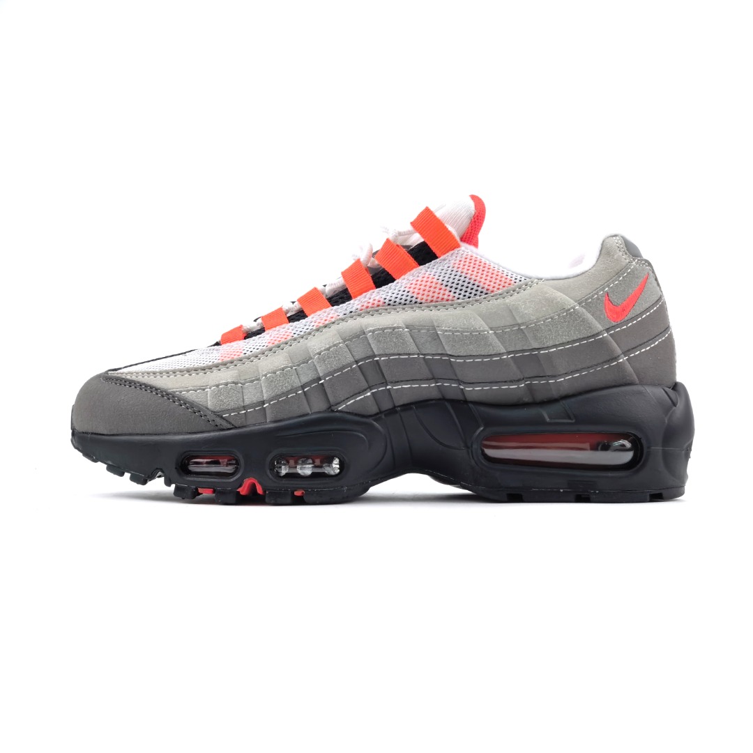 NIKE AIR MAX 95 SP 耐克 气垫复古慢跑百搭鞋休闲运动鞋 这双鞋采用前脚掌开窗式气垫 这种设计在当时是前所未有的 鞋带孔的设计灵感来自人体肋骨 而鞋底支撑片则模仿了人体脊柱 甚至每个气垫的气压都有详细的标记 这种设计即使在今天看来 依然充满了科技感 货号:AT2865-100