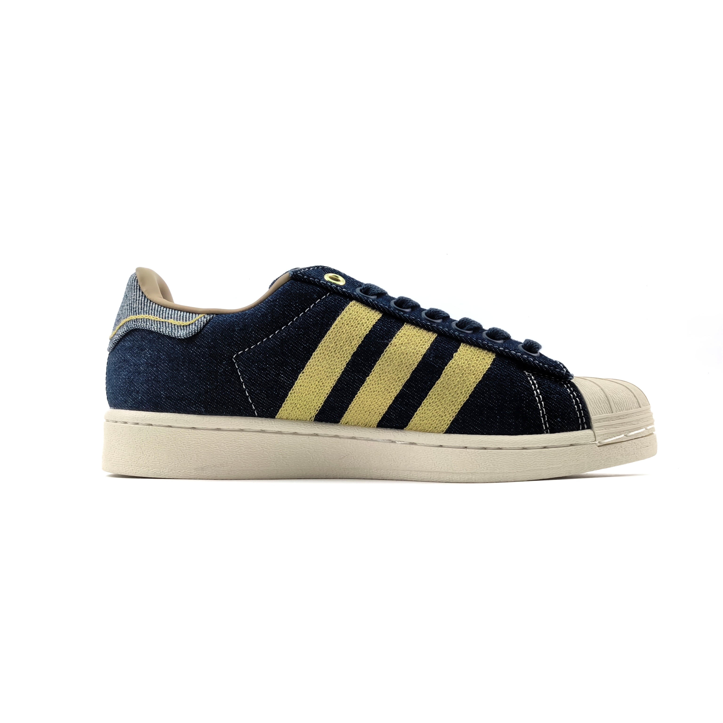 放店💰90
AD Originals Superstar 经典复古贝壳头板鞋  诞生于1969年 是第一双将全皮面鞋 身与橡胶鞋头结合在一起的低帮篮球鞋 Superstar最开始 是作为高帮篮球鞋Pro Model的低帮版本而出现的 但因为其独特和醒目的橡胶鞋头造型而让大家熟知 被大家形象地称为"shelltoe"贝壳头 在70年代的美国职业篮球场上 接近3/4的NBA球员都将这双Superstar作为场上用鞋 80年代之后 经过不断的改良和发展 Superstar逐渐成为横跨时装、音乐、街头文化、休闲和运动等各大领域的时尚潮鞋 
货号：JH5577
SIZE：36 36.5 37 38 38.5 39 40 40.5 41 42 42.5 43 44 44.5 45