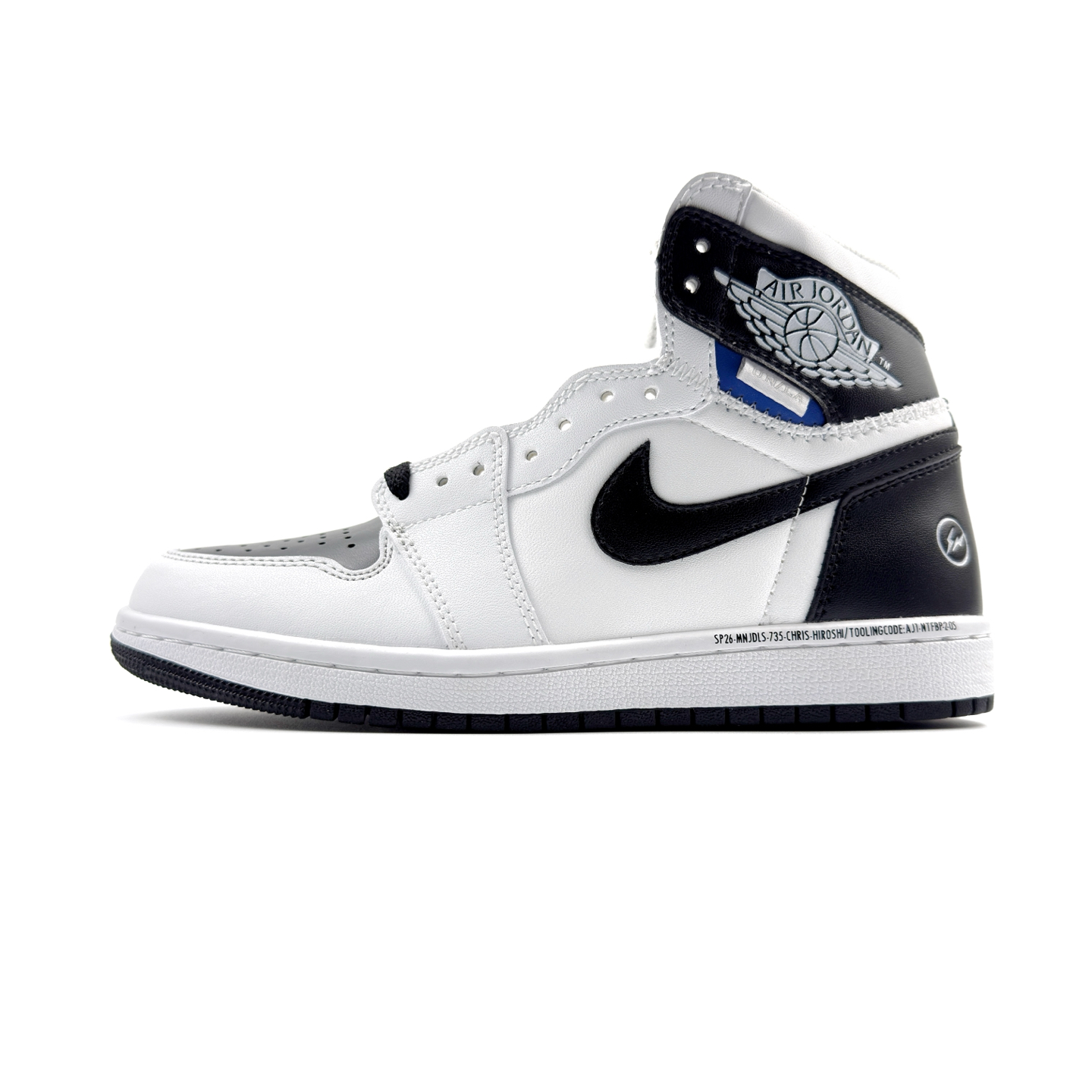 Fragment Design x Union x Jordan Air Jordan 1 Retro High Og Nrg 三方联名款 牛皮 舒适 防滑 高帮 复古篮球鞋 男女同款 Air Jordan 1于1985年推出,是耐克第一双以乔丹名字命名的篮球鞋,正是这双鞋,开启了一个时代.Air Jordan 1外形的灵感来自于在当年风靡一时的AirForce 1,同时降低中底厚度,减轻重量,增加贴地感,并采用了后掌Air Sole气垫和最经典的飞翼Logo来自于当时的Nike创意总监Peter Moore. 货号:II7280-100