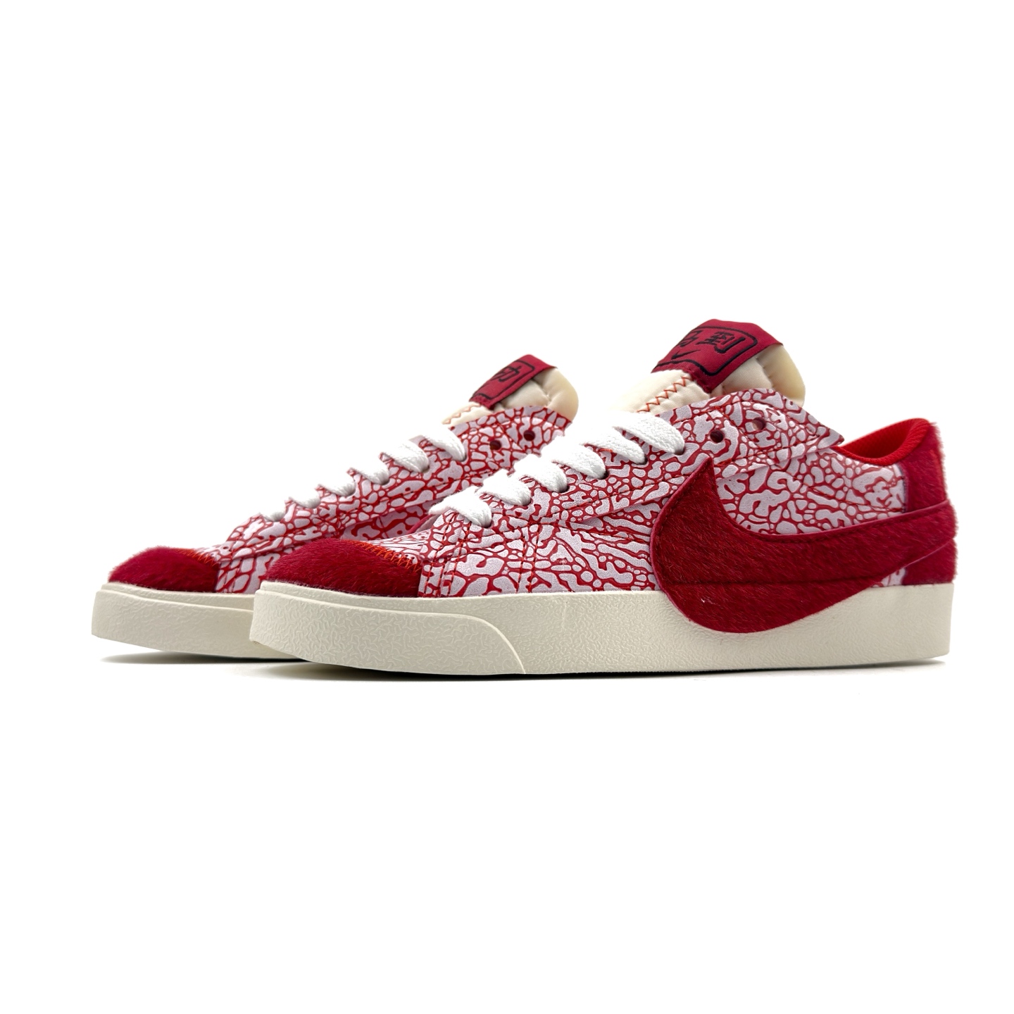 💰160
Nike Blazer ‘77 Jumbo Low 耐克 马年限定 低帮 红色大钩 舒适百搭防滑耐磨复古低邦休闲板鞋 全新焕新升级经典Blazer鞋款,鞋身整体以白红皮革打造,鞋头与后跟辅以红色示人,大号Swoosh Loggo,突出新时代更加张扬的潮流感,对经典的又一次改良升级;左右鞋舌分别以"马到成功"刺绣呈现,后跟分别以"Nike"及"馬"呈现,最后以米白色中底搭配同色系L橡胶外底完善整体设计收尾。
货号:DQ1470-142
尺码:36-45