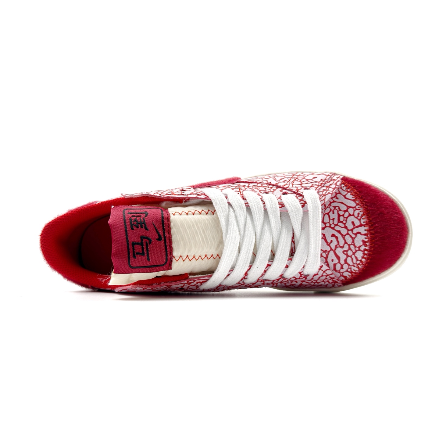 💰160
Nike Blazer ‘77 Jumbo Low 耐克 马年限定 低帮 红色大钩 舒适百搭防滑耐磨复古低邦休闲板鞋 全新焕新升级经典Blazer鞋款,鞋身整体以白红皮革打造,鞋头与后跟辅以红色示人,大号Swoosh Loggo,突出新时代更加张扬的潮流感,对经典的又一次改良升级;左右鞋舌分别以"马到成功"刺绣呈现,后跟分别以"Nike"及"馬"呈现,最后以米白色中底搭配同色系L橡胶外底完善整体设计收尾。
货号:DQ1470-142
尺码:36-45