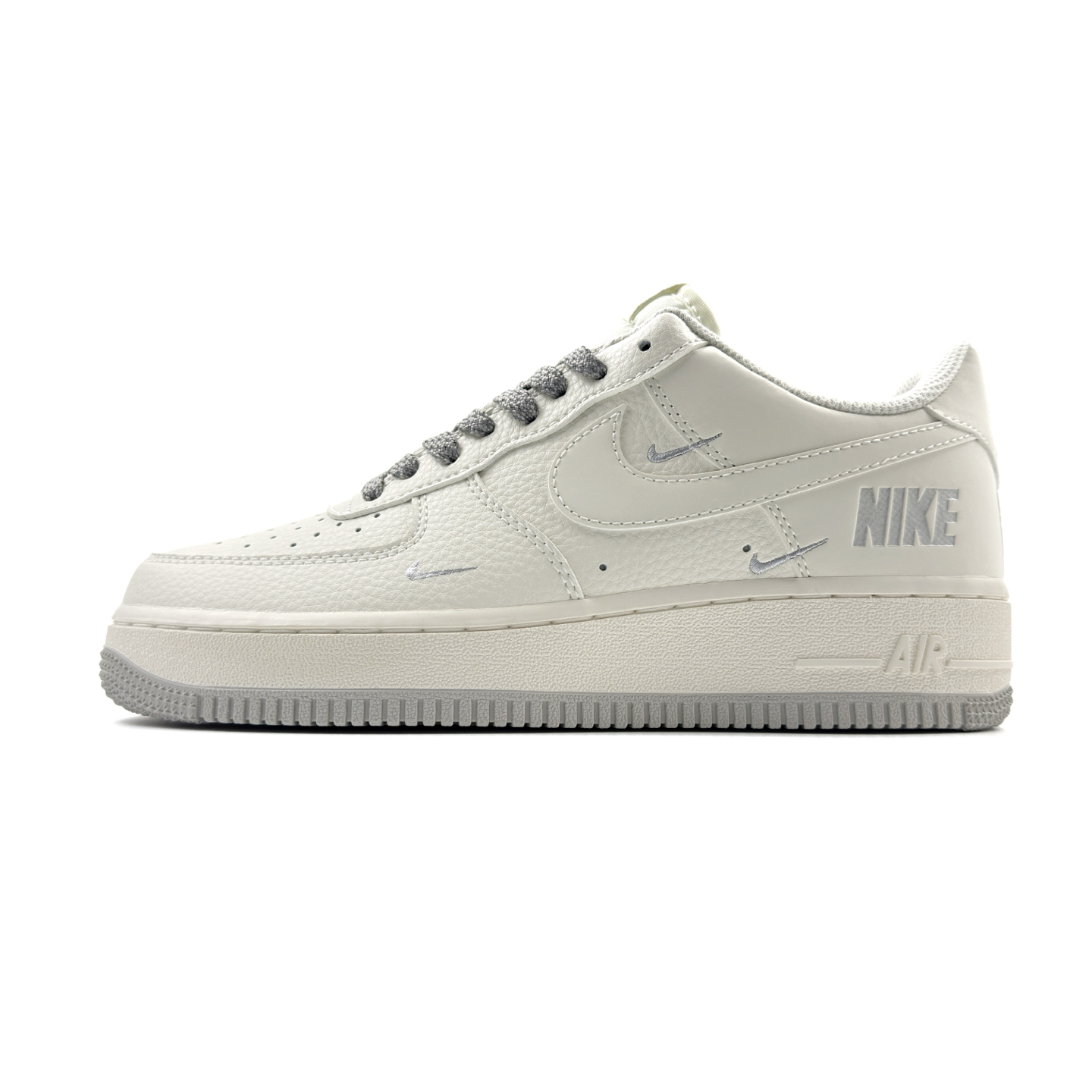 💰180
公司级Nike Air Force 1 '07 Low “奶霜双勾”空军一号 高端定制 低帮 运动鞋
当奶白色皮革裹住鞋身，像化开的淡奶油轻贴鞋面，浅灰鞋带坠着细碎的温柔——这双“奶霜双勾”，把松弛感绣进了Air Force的骨架里。双勾叠印是藏在简约里的小心思，浅银线条顺着鞋型轻弯，像给奶霜淋了层雾感糖霜；厚底踩着软乎乎的“空气感”，连鞋边的纹路都裹着绒绒的暖调
货号：GX3167-107
Size：36 36.5 37.5 38 38.5 39 40 40.5 41 42 42.5 43 44 44.5 45