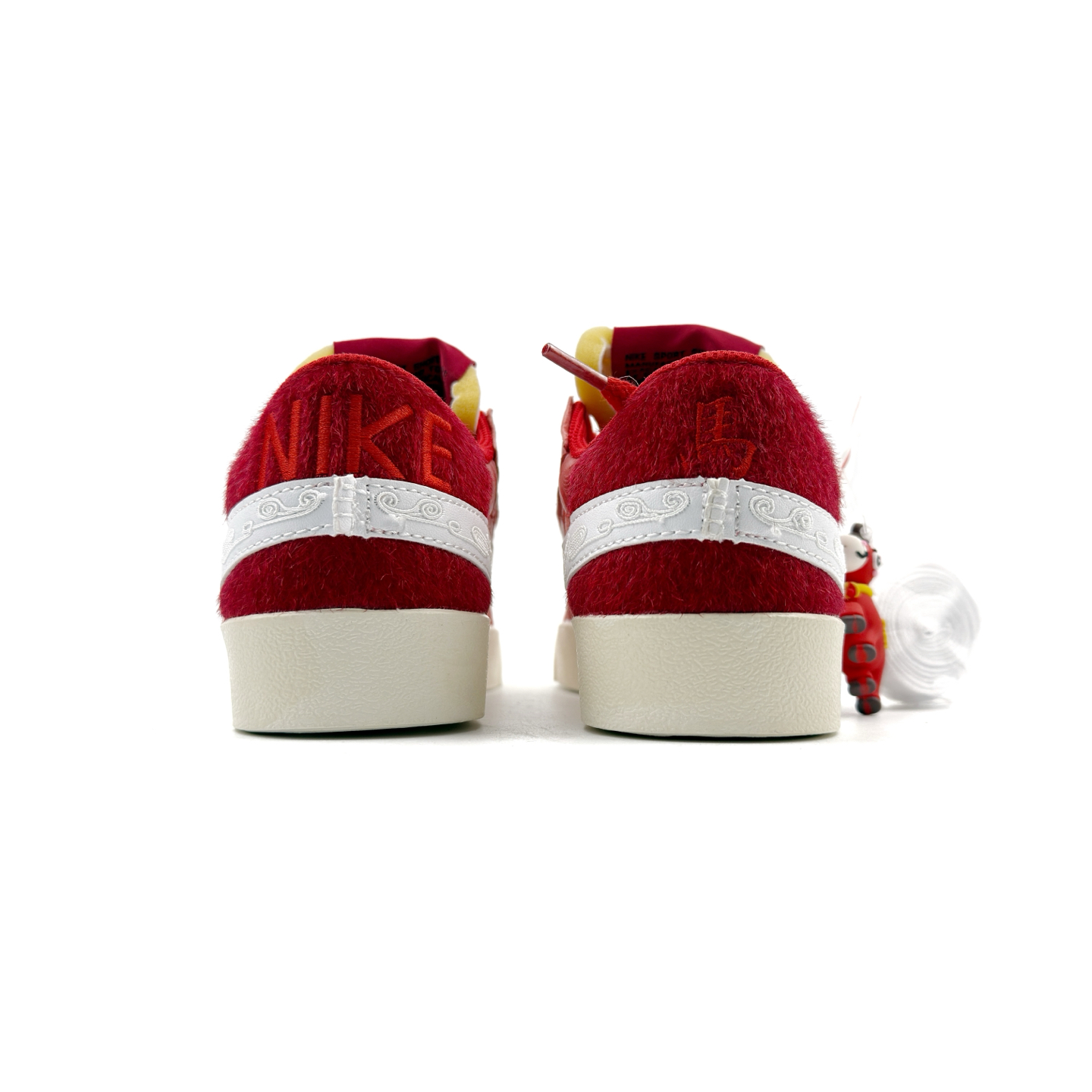 💰170
NK Blazer Low '77 Jumbo 原装配色 马年限定 开拓者板鞋 全新焕新升级经典 Blazer 鞋款,大号 Swoosh 突出新时代更加张扬的潮流感,对经典的又一次改良升级。大号 Swoosh 设计结合宽大鞋带,符合当下潮流意趣,橡胶外底融入凸起人字形底纹增添几分户外感觉
货号:MN2026-002
尺码:36 36.5 37.5 38 38.5 39 40 40.5 41 42 42.5 43 44 45