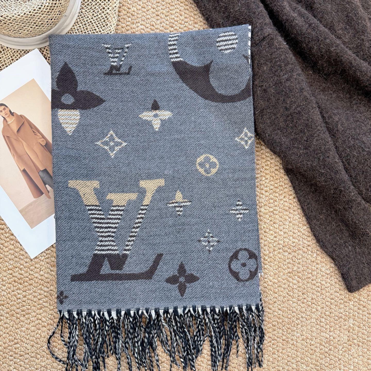 NO:552589,New!  2025 autumn and winter same style for men and women, synchronized counters, high-end cashmere knitted scarves!  It can be formal or casual, and it is a very Classic design. This weaving method is relatively difficult and requires a lot of yarn, so the craftsmanship is very difficult!  !  !  This kind of scarf is definitely a timeless aesthetic item!  It will look good in any size, the style is really unique!  !  It’s so practical and versatile, there’s actually no superfluous design, and it looks good no matter how you wear it!  It has a drapey feel, is warm and very slimming!  It is suitable for matching with formal wear or casual wear. It can be folded in half and hung or wrapped in a circle. It has a warm demeanor. Size 65*180cm. Material: core-spun yarn. Ordinary scarf. Ordinary scarf.19860909上新！2025秋冬男女同款,同步专柜,高端羊绒针织围巾！ 可正式,可随意,非常Classical的设计.这款织法比较难,又很费纱线,工艺难度非常大！！！这样的围巾,绝对是一条审美不过时的单品！随便围都会好看,版型真是一绝！！太实用百搭了,其实没有多余的设计,怎么围都好看！有垂坠感,温暖且非常显瘦！搭配正装或者搭配休闲装都很合适~对折挂围或者绕圈围都完全可以,有温度的风度 尺寸65*180cm 材质包芯纱普通围巾,普通围巾,scarf