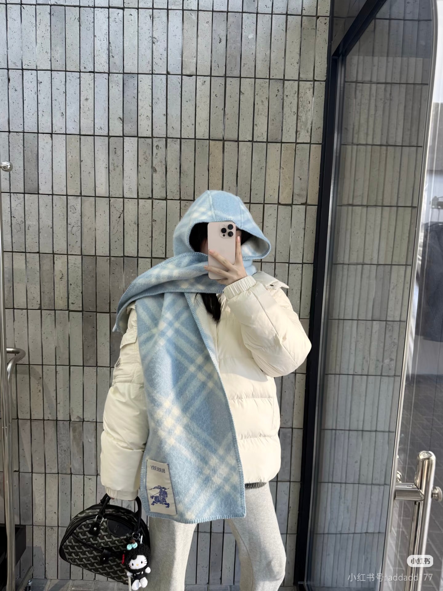 NO:586723,(With hood) Low-key luxury, exquisite femininity, elite expert-level fashionable scarf. This Burberry cashmere and wool blended scarf, the more I look at it, the more I love it. The more I look at it, the more fashionable it becomes. The more I look at it, the more I like the craftsmanship and color matching. I know it is not from an ordinary big factory. I really like this expert-level fashion sense. Fashionable people with attitude will definitely like it. Young, fashionable, confident, and attitude. It is beautiful!  This kind of design is more stretchy, more advanced, more majestic, and more durable. It is recommended to use the abdominal velvet tips of Albas purebred cashmere goats collected every spring to produce raw cashmere. The characteristic of this cashmere is that even after being processed by human craftsmanship, the essence of raw cashmere is still retained to the greatest extent, and there will be a special texture pattern when holding the scarf.  It's like holding a cloud-like airy feeling inside, which is really high-end. Finally, the biggest feature of this scarf is the integrated inlay technology of thick thread woven plaid technology, which perfectly presents Burberry's plaid pattern in another way. Specifications: 30*180cm ordinary scarf, ordinary scarf, burberry, hats19860909（带帽款）低调的奢侈感极品柔美精英高手级别的时髦感围巾这款Burberry羊绒羊毛混纺围巾,越看越爱,越看越时髦,越看越喜欢这种工艺和配色一看就知道不是一般的大工厂的,非常非常喜欢这种高手级别的时髦感,有态度的时髦人一定会喜欢.年轻,时髦,自信,有态度.很美！这样的设计更舒展,更高级,更大气,更加经得起推荐采用每年开春采集的阿尔巴斯纯种绒山羊腹部绒尖为原绒生产,这种羊绒的特点就是,即便经过人类工艺的加工,仍最大程度的保留了原绒的本质,会有特殊的肌理纹围巾握在手里就跟握着云朵般的仍空气绵绵感真的非常高级最后,这个最大的特色还有粗线编织格工艺的一体式镶嵌工艺,将Burberry的格纹另一种完美呈现.规格:30*180cm普通围巾,普通围巾,burberry,hats,scarf