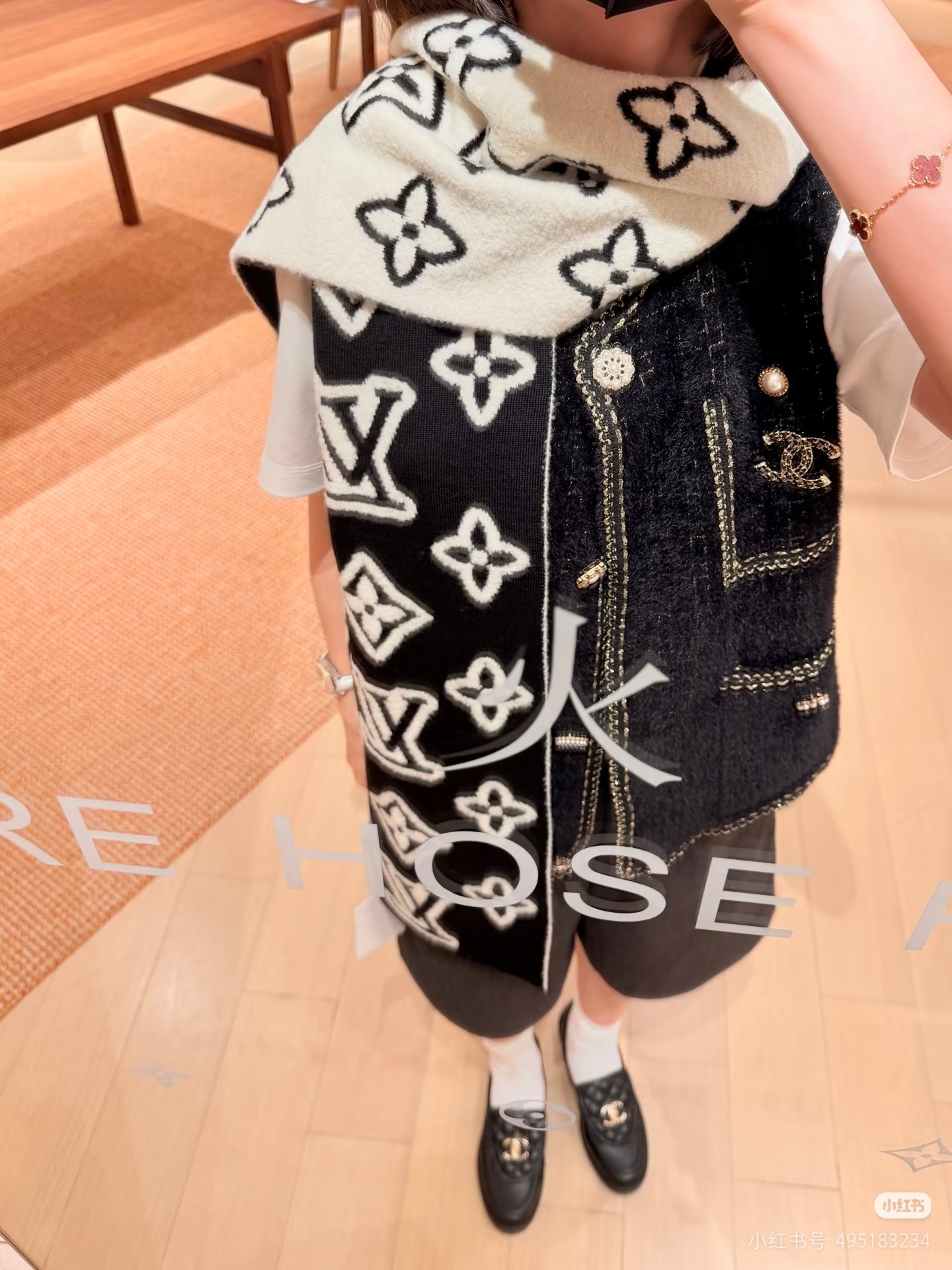 NO:714553,(Higher version) Lujia (LV) | 3D scarf Size 34*200cm Material 90 wool, 9 cashmere, 1 mulberry silk The latest 3D scarf is soft plush blended with Monogram pattern, and then uses contrasting shearling to create an eye-catching 3D effect. The cutting process makes the two sides show different textures, both creative and fashionable. Ordinary scarf, ordinary scarf, louis vuitton, louis  vuitton,louis vuitton19860909（高版本）驴家（LV）｜3D 围巾 Size 34*200cm  材料90羊毛,9山羊绒,1桑蚕丝 最新款3D 围巾为柔软毛绒混纺织入 Monogram 图案,再以撞色羊毛皮演绎瞩目 3D 效果.剪花工艺令两面呈现迥异肌理,兼具创意巧思与潮流风范.普通围巾,普通围巾,louis vuitton,louis vuitton,louis vuitton,scarf