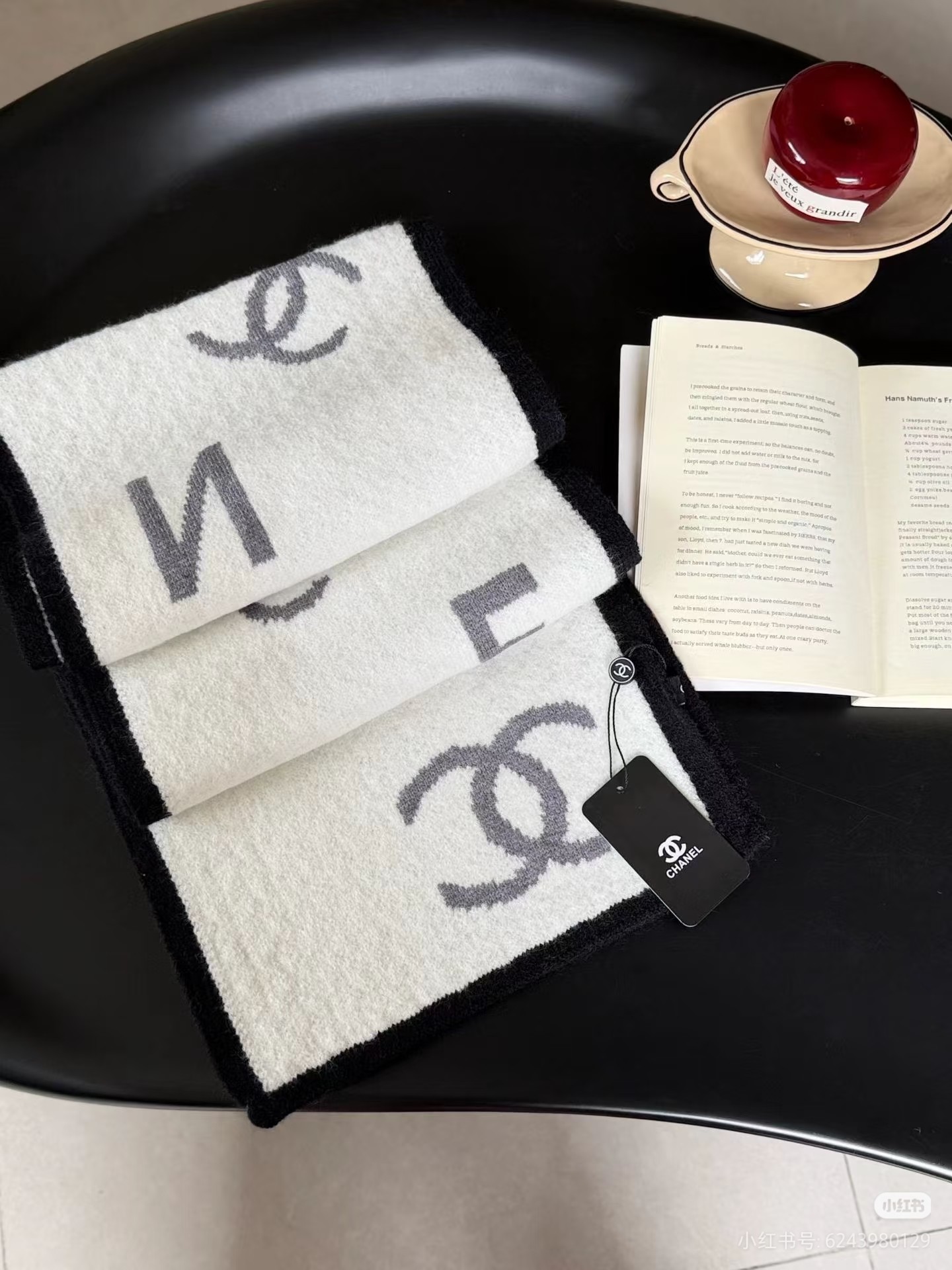 💰P85 重磅推荐❗️CHA · 香奈儿秋冬新品 · 羊绒围巾❗️臻选上乘的山羊绒纤维，耗时耗力，再以清泉水浸泡涤荡，使羊绒纤维呈现出独特的蓬松质感，手感才如此细腻，采用轻缩绒工艺，才有奢华柔和的表面光泽❗️手感满满地都是细腻的绒毛❗️大H一直是精益求精的代名词，这个价格绝对百分之百的实惠❗️送礼自留都不错！绝对好货❗️size：30x 190cm，100%羊绒❗️