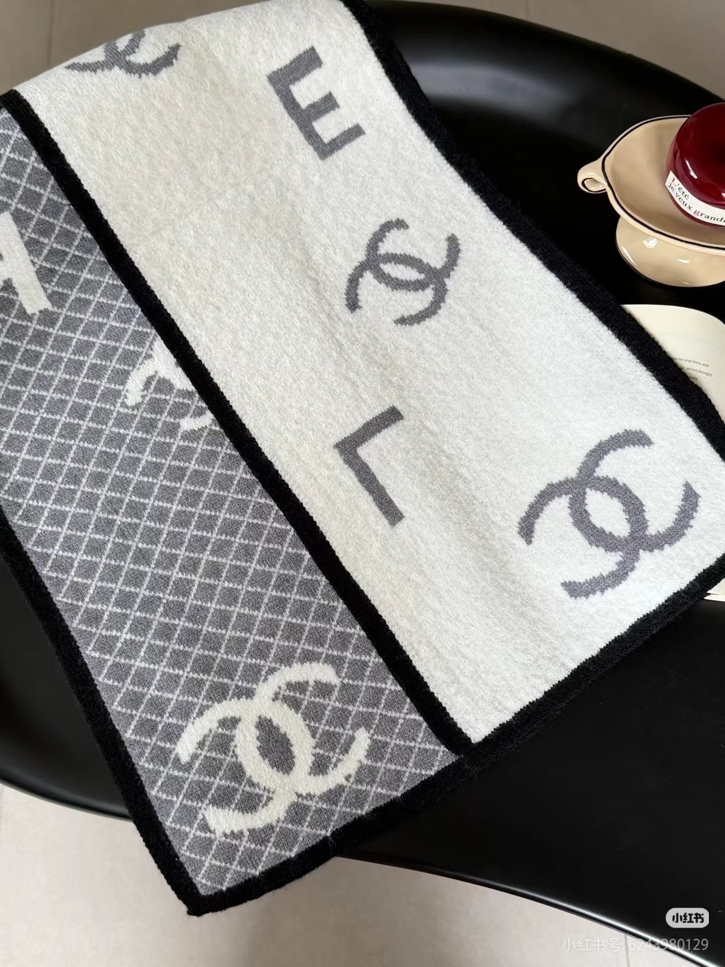 💰P85 重磅推荐❗️CHA · 香奈儿秋冬新品 · 羊绒围巾❗️臻选上乘的山羊绒纤维，耗时耗力，再以清泉水浸泡涤荡，使羊绒纤维呈现出独特的蓬松质感，手感才如此细腻，采用轻缩绒工艺，才有奢华柔和的表面光泽❗️手感满满地都是细腻的绒毛❗️大H一直是精益求精的代名词，这个价格绝对百分之百的实惠❗️送礼自留都不错！绝对好货❗️size：30x 190cm，100%羊绒❗️