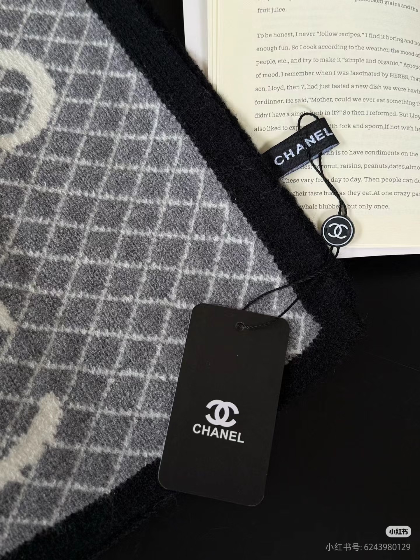 💰P85 重磅推荐❗️CHA · 香奈儿秋冬新品 · 羊绒围巾❗️臻选上乘的山羊绒纤维，耗时耗力，再以清泉水浸泡涤荡，使羊绒纤维呈现出独特的蓬松质感，手感才如此细腻，采用轻缩绒工艺，才有奢华柔和的表面光泽❗️手感满满地都是细腻的绒毛❗️大H一直是精益求精的代名词，这个价格绝对百分之百的实惠❗️送礼自留都不错！绝对好货❗️size：30x 190cm，100%羊绒❗️