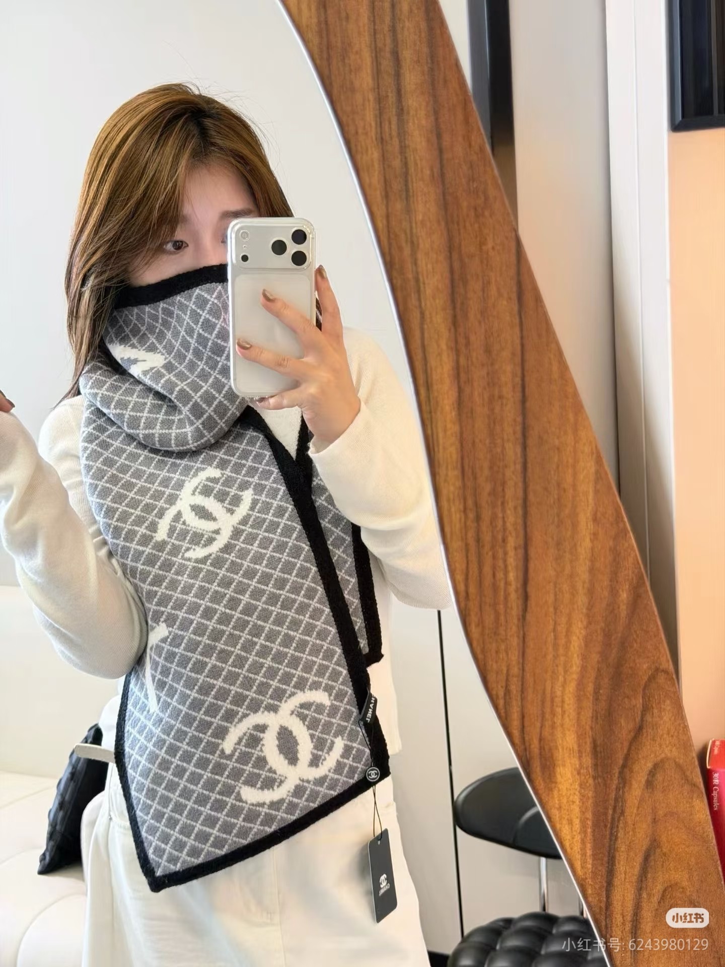 💰P85 重磅推荐❗️CHA · 香奈儿秋冬新品 · 羊绒围巾❗️臻选上乘的山羊绒纤维，耗时耗力，再以清泉水浸泡涤荡，使羊绒纤维呈现出独特的蓬松质感，手感才如此细腻，采用轻缩绒工艺，才有奢华柔和的表面光泽❗️手感满满地都是细腻的绒毛❗️大H一直是精益求精的代名词，这个价格绝对百分之百的实惠❗️送礼自留都不错！绝对好货❗️size：30x 190cm，100%羊绒❗️