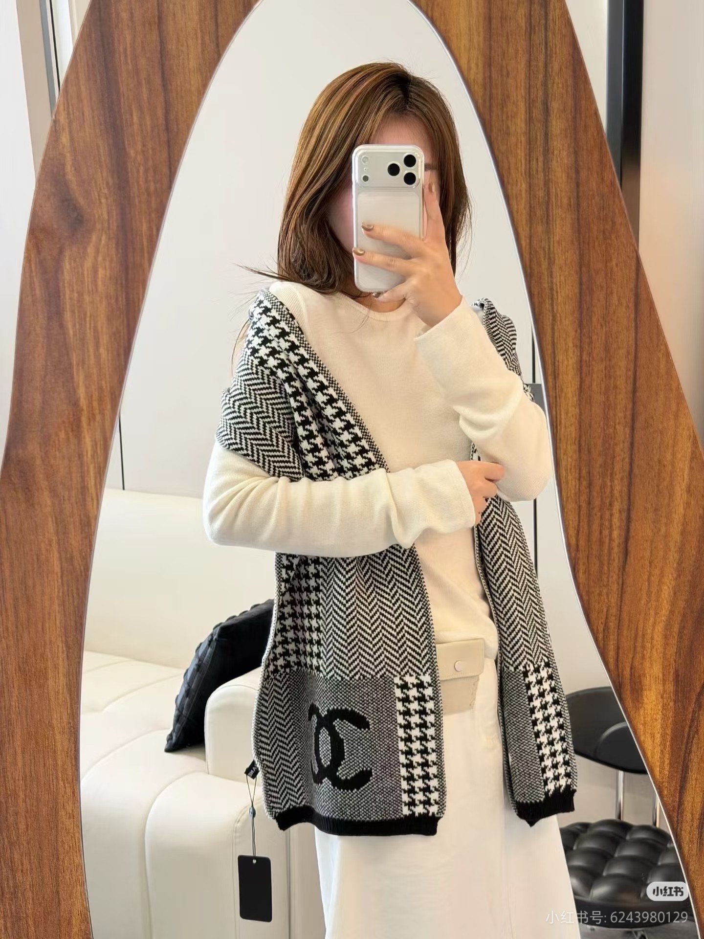 NO:603135,Batch of highly recommended CHA · Chanel new autumn and winter products · Cashmere scarves are made from the finest cashmere fiber, which is time-consuming and labor-intensive, and then soaked and washed in clear spring water, so that the cashmere fiber presents a unique fluffy texture. It feels so delicate and uses light milling technology to have a luxurious and soft surface gloss.  Absolutely good product size 30x 190cm, cashmere ordinary scarf, ordinary scarf, chanel19860909批重磅推荐CHA · 香奈儿秋冬新品 · 羊绒围巾臻选上乘的山羊绒纤维,耗时耗力,再以清泉水浸泡涤荡,使羊绒纤维呈现出独特的蓬松质感,手感才如此细腻,采用轻缩绒工艺,才有奢华柔和的表面光泽手感满满地都是细腻的绒毛大H一直是精益求精的代名词,这个价格绝对百分之百的实惠送礼自留都不错！绝对好货size30x 190cm,羊绒普通围巾,普通围巾,chanel,scarf