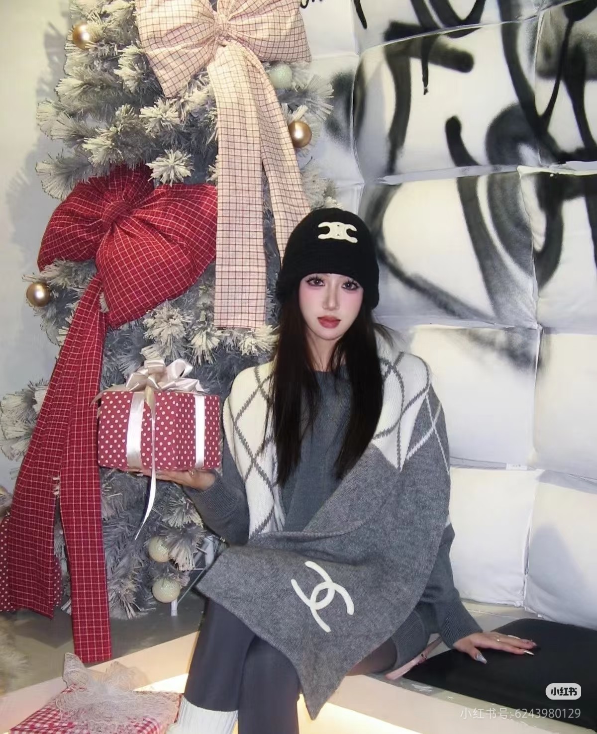 NO:586829,Highly recommended CHA · Chanel's new autumn and winter products · Cashmere scarves are made from the finest cashmere fiber, which is time-consuming and labor-intensive, and then soaked and washed in clear spring water, so that the cashmere fiber presents a unique fluffy texture. It feels so delicate and uses light milling technology to have a luxurious and soft surface gloss.  Absolutely good product size 30x 190cm, cashmere ordinary scarf, ordinary scarf, chanel19860909重磅推荐CHA · 香奈儿秋冬新品 · 羊绒围巾臻选上乘的山羊绒纤维,耗时耗力,再以清泉水浸泡涤荡,使羊绒纤维呈现出独特的蓬松质感,手感才如此细腻,采用轻缩绒工艺,才有奢华柔和的表面光泽手感满满地都是细腻的绒毛大H一直是精益求精的代名词,这个价格绝对百分之百的实惠送礼自留都不错！绝对好货size30x 190cm,羊绒普通围巾,普通围巾,chanel,scarf