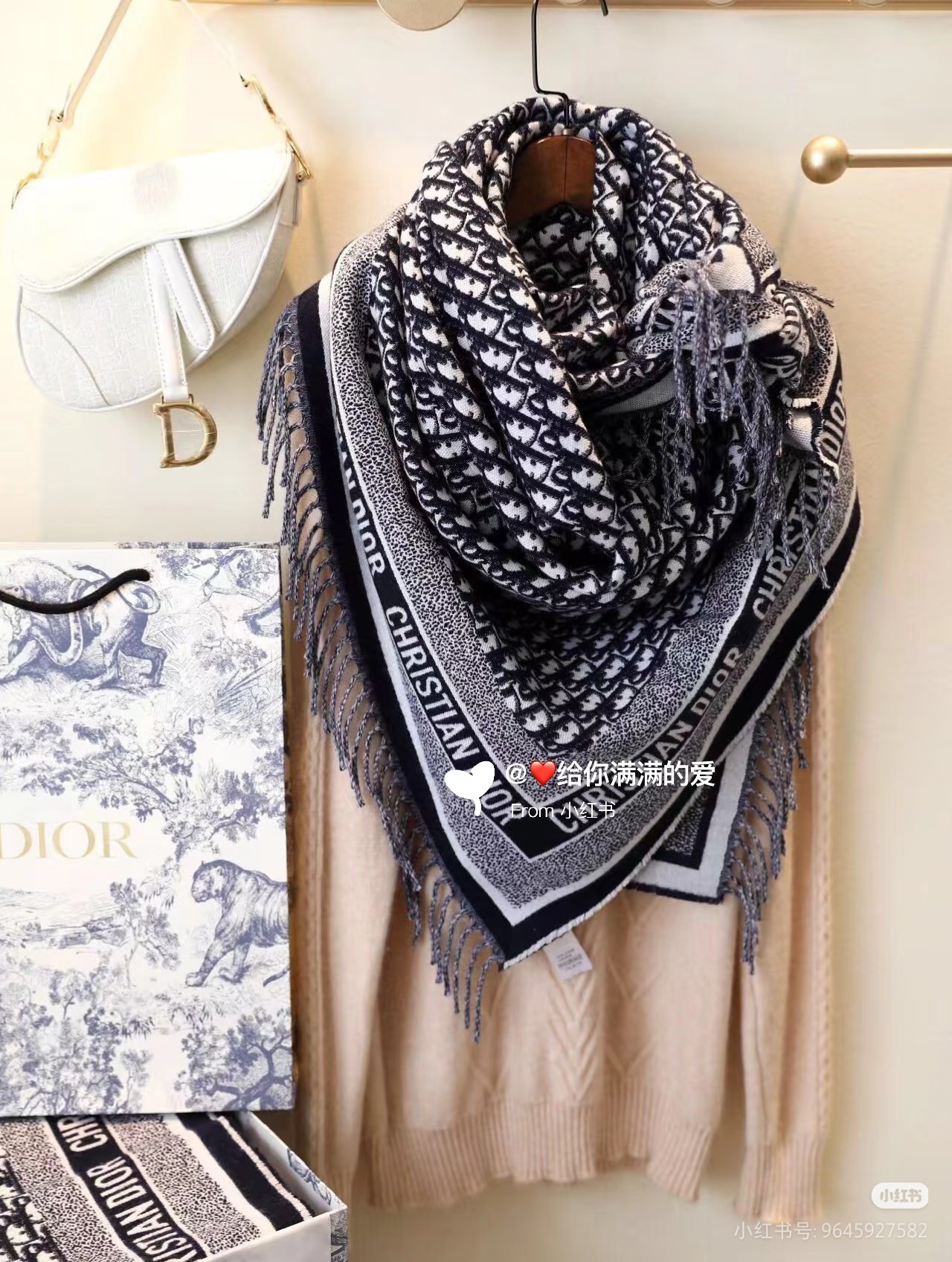 NO:603163,Batch Dior's latest popular shawl [D Presbyopia Tassel Shawl], believe me, it is really a warm sheep!  The quality is incomparable. When you look at the pictures, you should be able to strongly feel that the quality is extraordinary. The classic printed pattern of the letter D on it is very clear and can be worn, draped or tied softly to keep warm. It is thick and warm enough. Every woman will fall in love with it. The D plus classic jungle series pattern is very distinctive. The real thing is really like a warm big sheep, which gives people a sense of security. The key is that it has such a high appearance. It is a very rare 140*140cm  , 57 cashmere + 43 wool. It looks good no matter how you wear it. I definitely feel it is worth the ordinary scarf, ordinary scarf, dior, shawls.19860909批Dior最新爆款披肩【D老花流苏披肩】,相信我,真心是温暖大绵羊！品质无敌赞,,你们看图片应该能强烈的感受到品质非同一般,上面的D字母经典印花图案非常清晰可围可披可系软糯保暖~很厚实一条足够温暖,每个女人都会爱上Ta吧D加经典丛林系列图案很有特色,实物真的是温暖的大绵羊一样给人安全感,关键颜值还这么高特别特别罕见的一款140*140cm ,57山羊绒+43羊毛.随便怎么围都好看,收到绝对觉得值普通围巾,普通围巾,dior,shawls,scarf