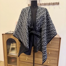 便宜版本便宜版本P腰带款 代工厂出品,斗篷,这是一款双面重工超级保暖的大披肩+衣服+毯子多功能⚠️❗️这款斗篷披毯背部饰 便宜版本便宜版本P腰带款 代工厂出品,斗篷,这是一款双面重工超级保暖的大披肩+衣服+毯子多功能⚠️❗️这款斗篷披毯背部饰