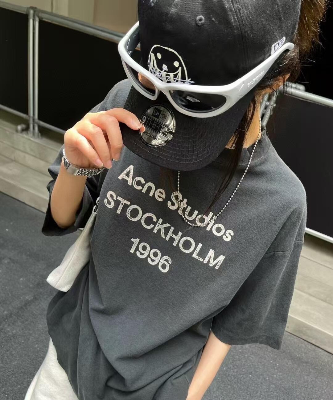 50210A，1996系列脏脏tee  春夏淡人穿搭单品，真的越简单越舒服！黑色洗褪后是深灰色的样子，加上做旧松弛的调调有点雅痞风，斩男又斩女！