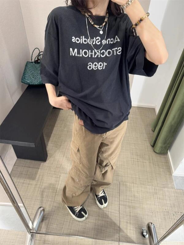 50210A，1996系列脏脏tee  春夏淡人穿搭单品，真的越简单越舒服！黑色洗褪后是深灰色的样子，加上做旧松弛的调调有点雅痞风，斩男又斩女！