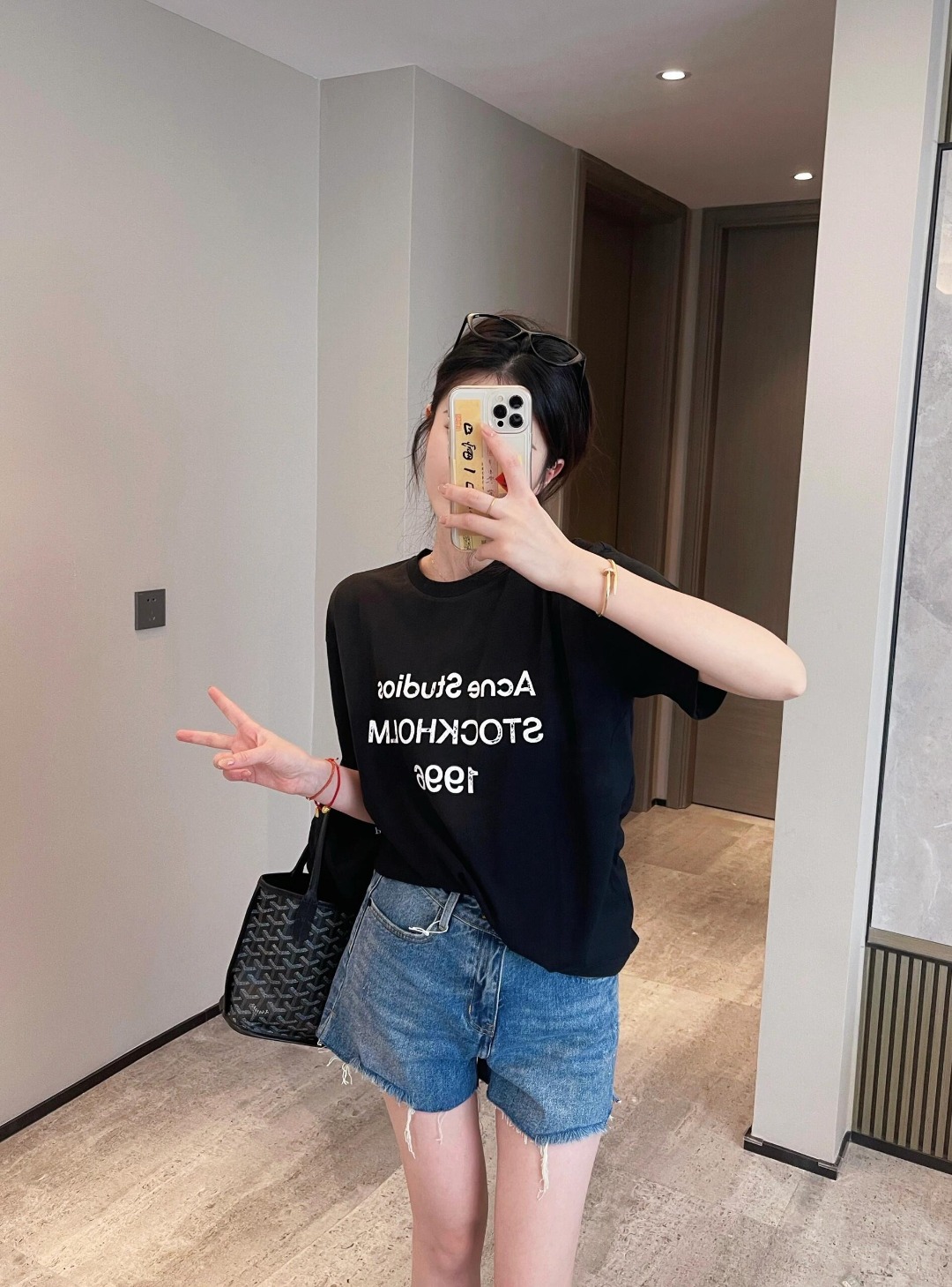50210A，1996系列脏脏tee  春夏淡人穿搭单品，真的越简单越舒服！黑色洗褪后是深灰色的样子，加上做旧松弛的调调有点雅痞风，斩男又斩女！