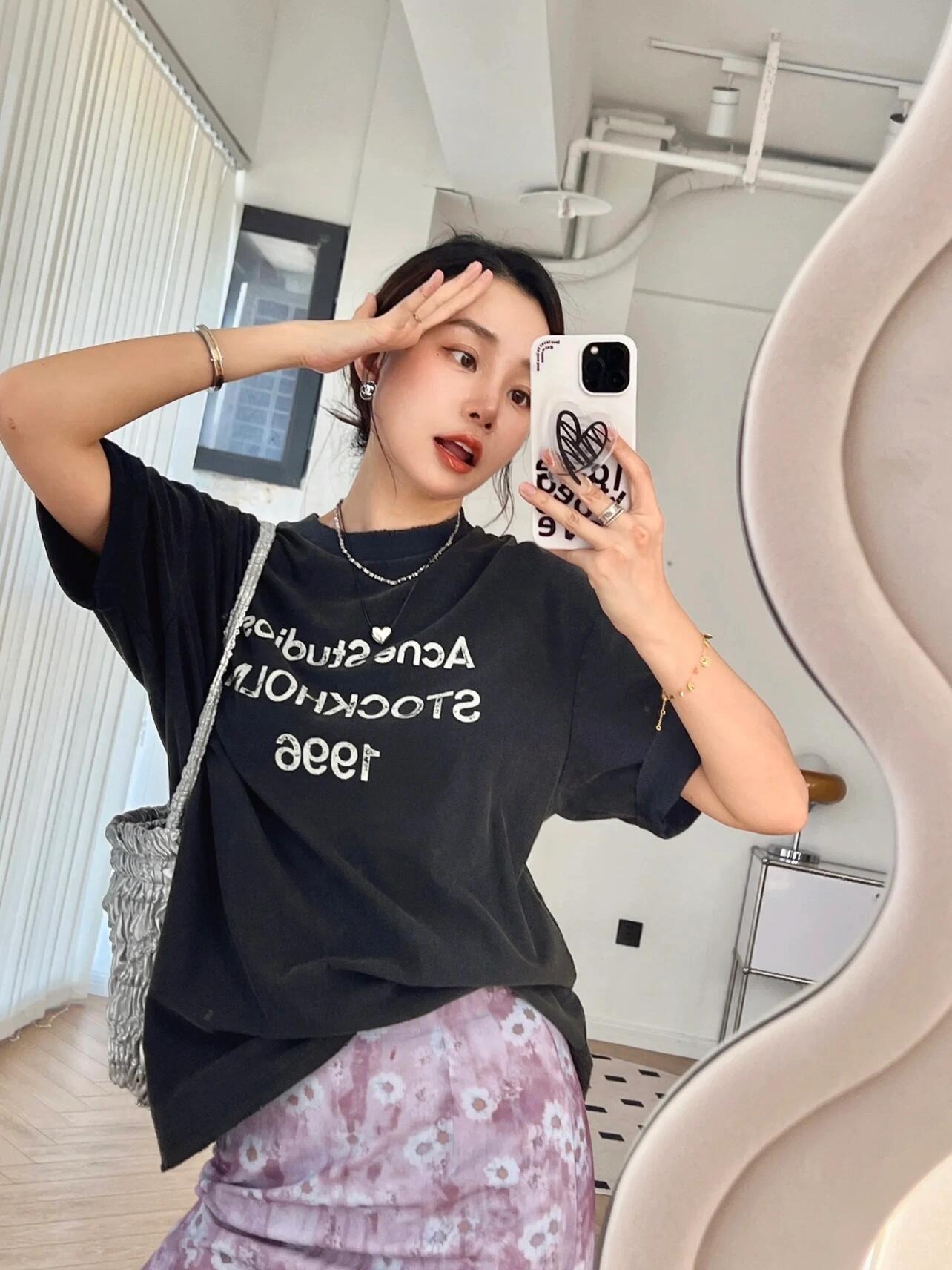 50210A，1996系列脏脏tee  春夏淡人穿搭单品，真的越简单越舒服！黑色洗褪后是深灰色的样子，加上做旧松弛的调调有点雅痞风，斩男又斩女！
