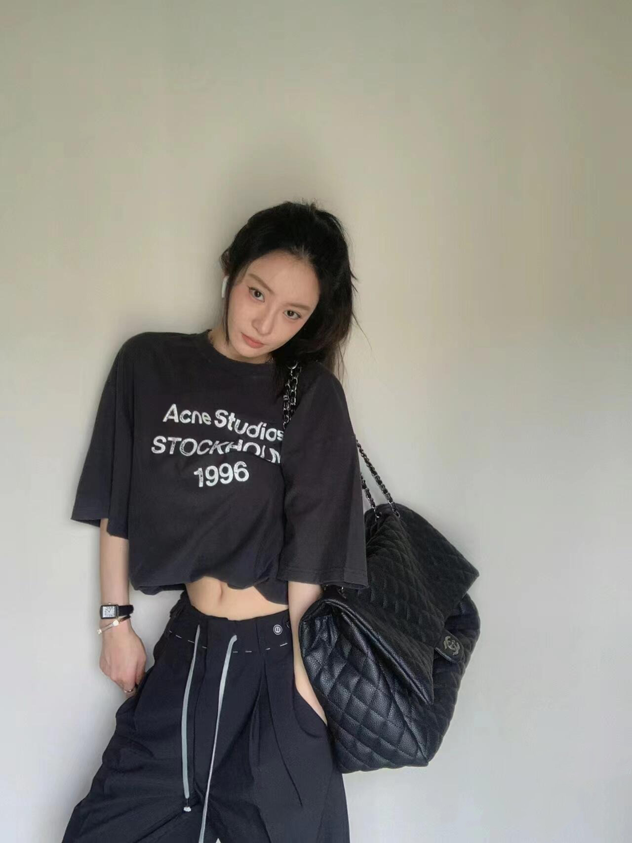 50210A，沉稳理性又舒缓的格雷系色调，上身给人的感觉会更低调简约！不用刻意搭配，随手一抓就可以出门