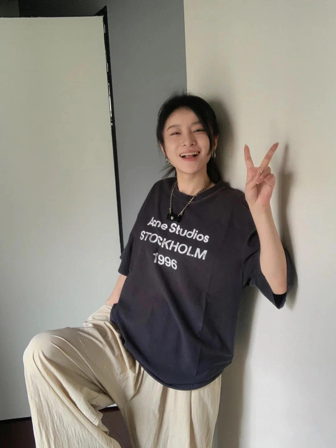 50210A，这种做旧感tee有种说不出的调调，随便搭配个短裤就可以很潮了~ 可盐可甜，有型时髦不费力