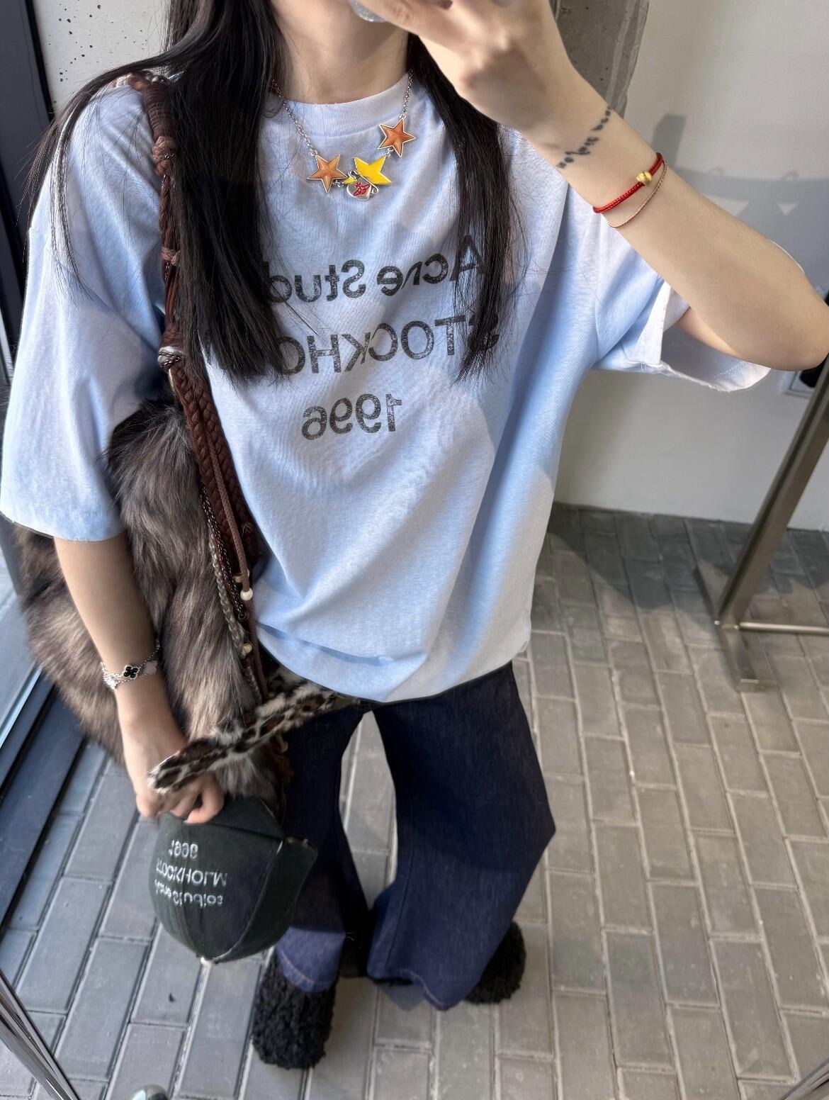 50210A，夏日呼吸感 蓝色   衣橱里必须要有一件吧！能让你瞬间心情da好的空气蓝！柔和又带着点紫调，清新百搭，面料有轻微的自然褶皱，拥有随手一搭就出门的自在感