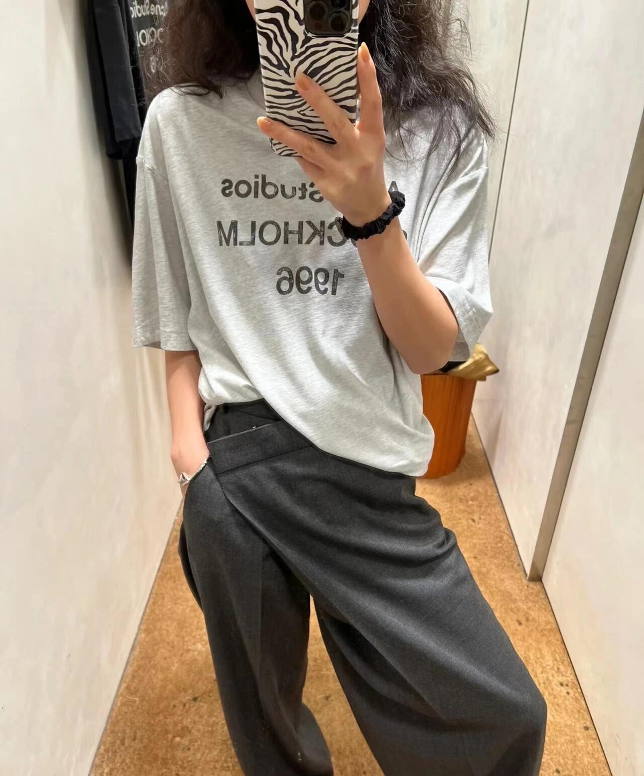 50210A，夏日呼吸感 蓝色   衣橱里必须要有一件吧！能让你瞬间心情da好的空气蓝！柔和又带着点紫调，清新百搭，面料有轻微的自然褶皱，拥有随手一搭就出门的自在感