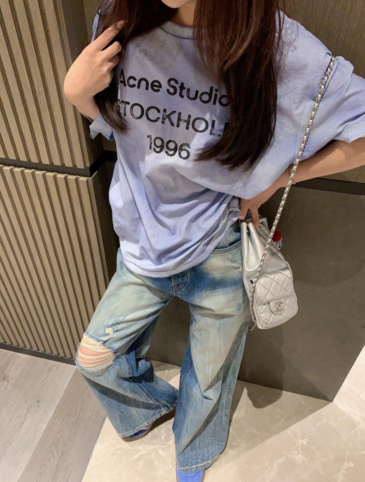 50210A，夏日呼吸感 蓝色   衣橱里必须要有一件吧！能让你瞬间心情da好的空气蓝！柔和又带着点紫调，清新百搭，面料有轻微的自然褶皱，拥有随手一搭就出门的自在感
