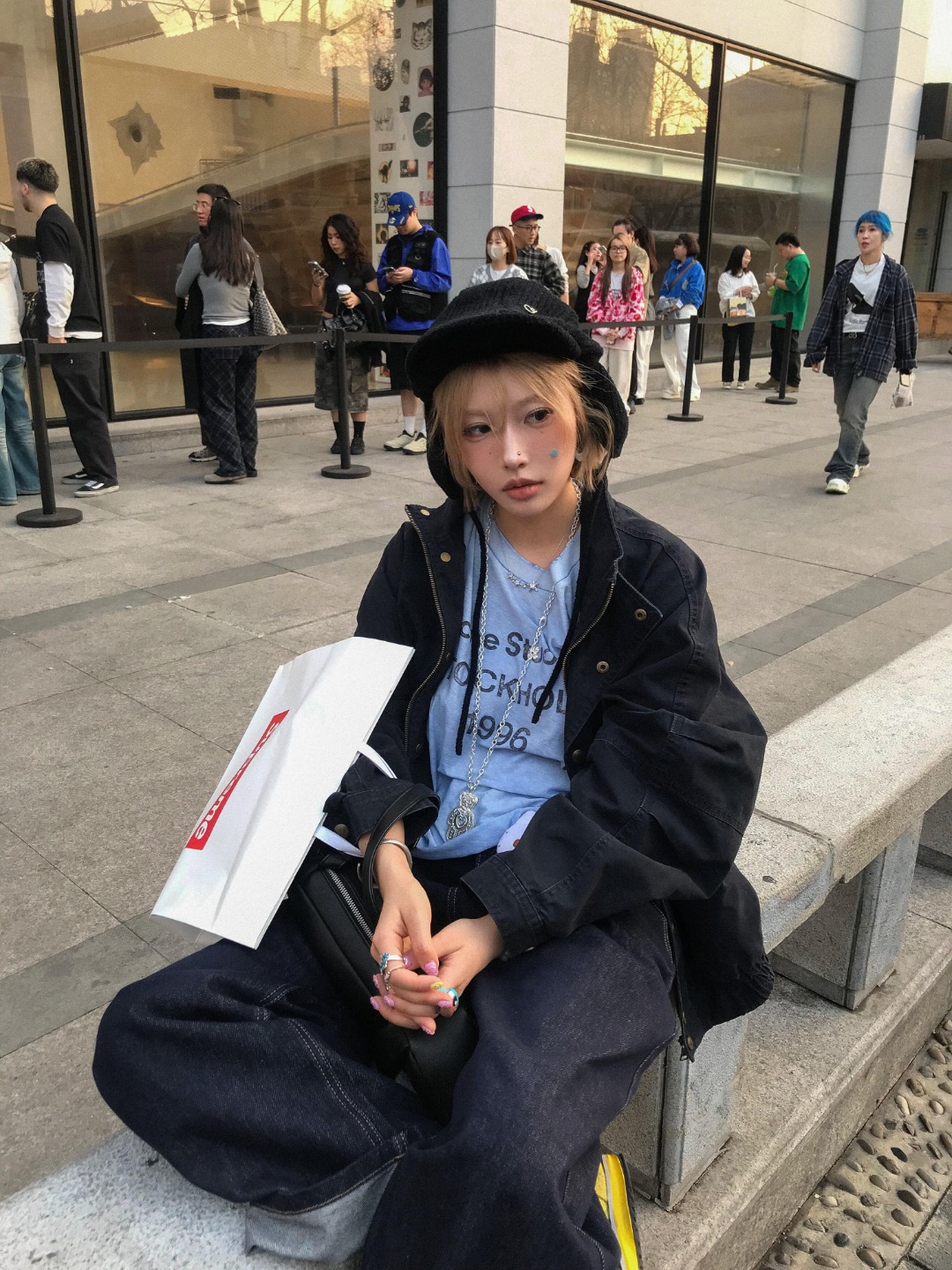50210A，夏日呼吸感 蓝色   衣橱里必须要有一件吧！能让你瞬间心情da好的空气蓝！柔和又带着点紫调，清新百搭，面料有轻微的自然褶皱，拥有随手一搭就出门的自在感