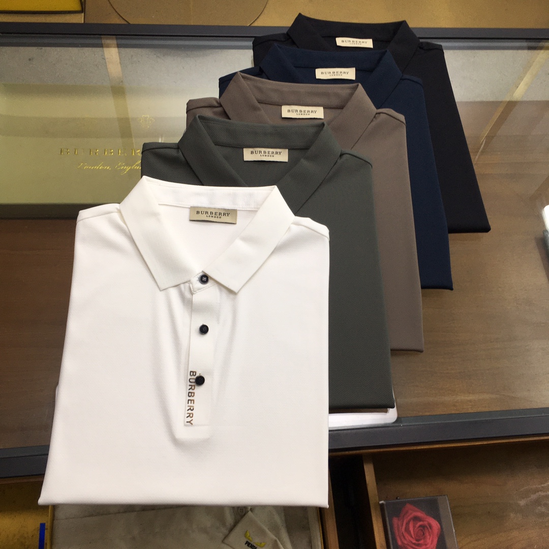 NO:119770,New product [Bureb.ry...] High-end Polo 2025SS Spring and Summer New Product Go Fashion and Casual Lapel T-shirt, Selected High-quality Tennis Cool Fabric, Stainless Cutting Process, Exquisite Logo Design Logo on the chest, Customer-supplied hardware and accessories, Simple and easy to match, a must-have item for casual business men!  SizeM-4XL [Please report height and weight by placing an order], burberry,tees, t-shirt,alexander wang19860909新品【Bureb.ry...】高端Polo 2025SS春夏新品 Go 时尚休闲翻领T恤,甄选优质天丝凉爽面料,无痕切割工艺,胸前密针精致logo设计标识,客供订织五金辅料,简约易搭配,休闲商务男人必备单品！ SizeM-4XL【下单请报身高体重】,,burberry,tees，t-shirt,alexander wang,Men's clothing