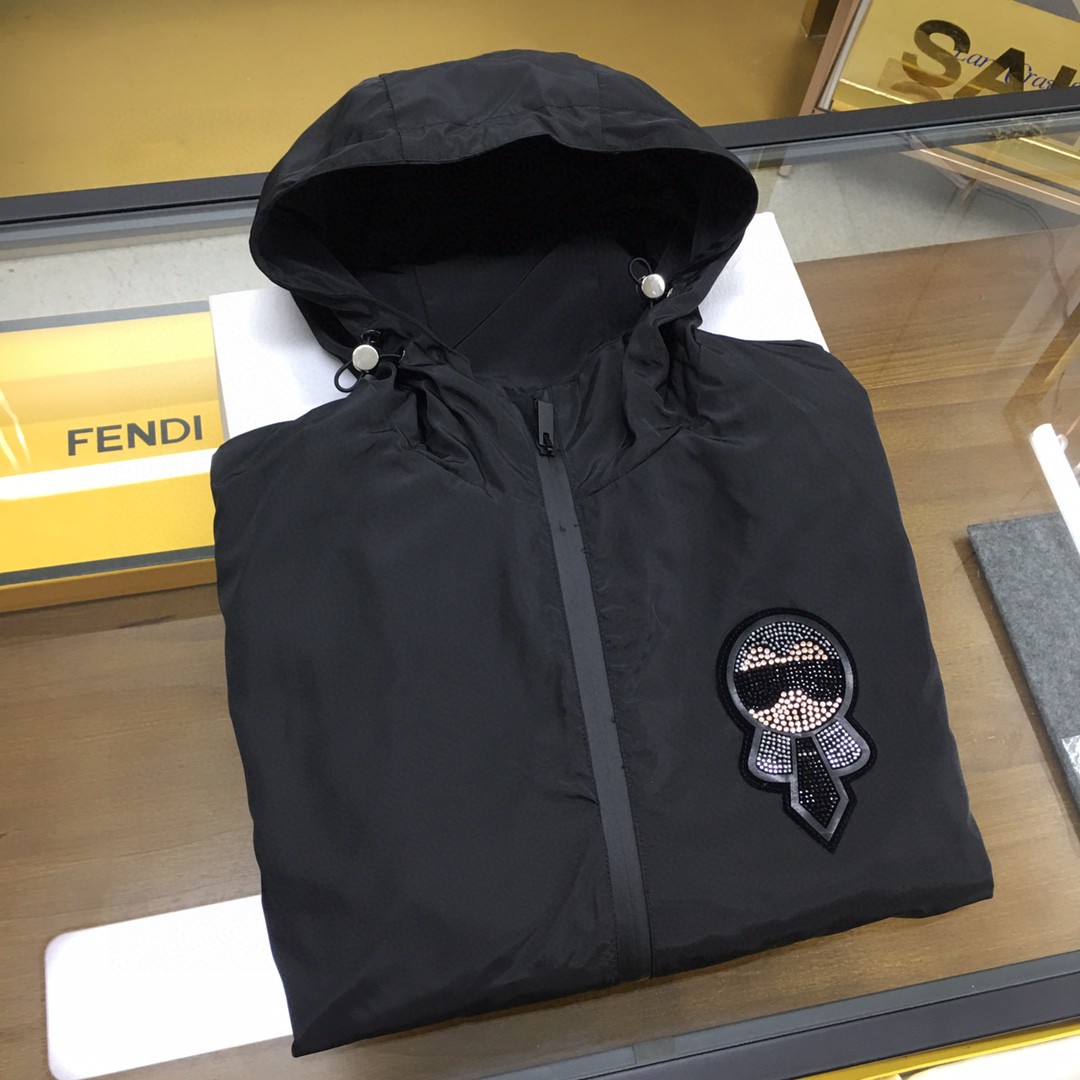 NO:122947,Counter style [Fen D...] Men's new hooded jacket!  The new thin jacket is coming. The new thin jacket uses polyester woven sunscreen and windproof fabric, which has a soft and delicate touch, soft and comfortable upper body, a waterproof zipper design with exquisite materials, and a classic Australian brick Lafayette design. Fashionable and high-end people must keep the model. Lifestyle versatile styles, casual and fashionable!  Color black Size M-3XL [Please report height and weight by placing an order],,jackets & coats,jackets & coats,hats,alexander wang19860909专柜款【芬D...】 男款新款连帽夹克！爆来袭.新款薄款夹克外套采用聚酯梭织防晒防风面料,手感柔软细腻上身柔软舒适,衣襟防水拉链设计,用料考究,经典澳砖老佛爷章仔设计.潮流时尚高端人士必留款 生活百搭款式 休闲时尚两不误！ 颜色黑色 尺码M-3XL【下单请报身高体重】,,jackets & coats,jackets & coats,hats,alexander wang,Men's clothing