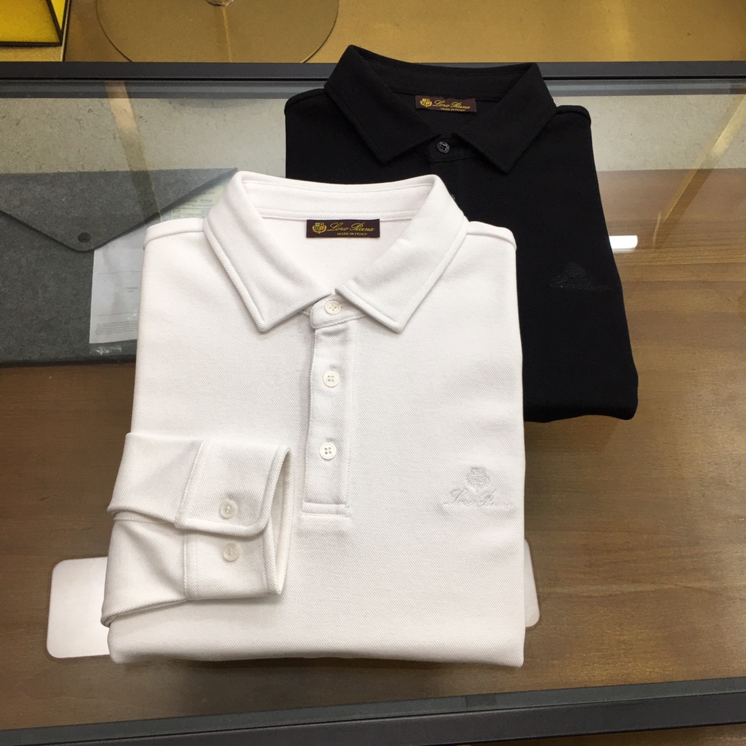 NO:529096,[New Products Launched] 'LP' 2025 Counter Fashion Long Sleeve Mercerated Bead Furniture Polo POLO Shirt!  Fabric selection is high-end imported garment custom-woven bead floor fabric, old-fashioned workshop garment process is fixed and dyed, extremely luxurious and special materials, all of which are superior in fabric attributes, merceration process, the fabric has extremely high gloss, delicate and natural mesh structure, perfect comfort and breathability, the touch experience is self-evident, luxurious and ultimate enjoyment!  The detailed buttons of the auxiliary materials are natural deep-sea shell buttons. Each piece has a unique pattern and a very good luster. Design points. The overall design style of this item continues the brand's tone. The classic brand logo on the chest is perfectly reshaped and interpreted. It is perfectly presented with the exquisite three-dimensional embossing process, which is cleverly echoed with the classic pattern letter logo elements, combined with the collar and cuffs. It has a strong visual sense, full of youthfulness and vitality, which enhances the sense of fashion, makes the shape more advanced and fashionable, and shows a very distinct fashion proposition!  The details are all high-end, with 3-button open-close plackets, exquisite shell button embellishments, and a small lapel design, which is age-reducing and fashionable, full of vitality and easy to highlight the temperament. The upper body effect is capable and neat, and it has both shapes. It is a versatile and practical POLO shirt!  Color: White and black!  Size M-3XLM size shoulder width 43 bust 98 sleeve length 20 clothing length 68, loro piana, alexander wang19860909【新品上市】 《LP》 2025专柜时装款长袖丝光珠地棉马球POLO衫！ 面料甄选高级进口成衣定织珠地面料,老牌工坊成衣工序定织定染,极为奢华特殊的材质,面料属性皆为上乘,丝光工艺处理,面料光泽度极高,网眼结构细腻自然,舒适性与透气性完美兼备,触感体验不言而喻,奢华极致享受！ 辅料细节纽扣为天然深海贝壳扣,每粒都有着独一无二的纹路,光泽感极好. 设计点该款单品整体的设计风格延续了品牌的基调,胸前经典品牌标识得到完美重塑演绎,以精致的立体压花工艺完美呈现,与经典图案字母logo元素,结合领部与袖口皆巧妙形成呼应,视觉感极强,充满年轻态且活力感,提升了时尚感,让造型变得更具高级和时髦,展现出极具鲜明时尚主张！ 细节之处尽显高级,3扣开合门襟,精致贝壳扣点缀,搭配小翻领设计,减龄又时髦,充满活力且极易凸显出气质感,上身效果干练利落,型格兼具,百搭实穿性极好的一款POLO衫！ 颜色:白色 黑色两色！ 尺码M-3XLM码 肩宽43 胸围98 袖长20 衣长68,,loro piana,alexander wang,Men's clothing