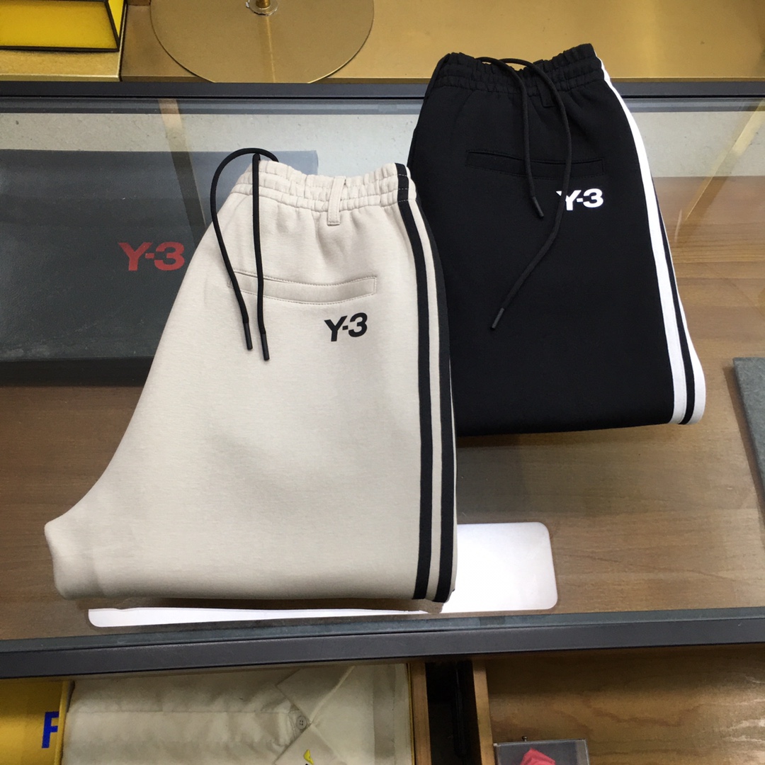 NO:516072,New product 'Y-3' Autumn and Winter/AW Y*3 Classic three-bar pressing logo pants in the classic counter synchronous counter, professional customization of original seven-meji double-sided fabric, distinguishing the worries of wool sweatshirt fabric from wool, 3M silicone LOGO on the front and back, classic three-bar contrasting strip decoration on both sides of the trouser legs, emphasizing style, popular black, khaki M-3XL..., hoodie, sweatshirts, alexander wang19860909新品《Y-3》 秋冬/AW Y*3 家经典中的经典三条杠压条logo裤子 专柜同步,专业定制原版级七明治双面面料,区别毛圈卫衣面料掉毛烦恼,前后的3M硅胶LOGO,裤腿两侧经典三条撞色压条装饰,强调风格 爆款爆 黑色,卡其色M-3XL..,,hoodie,sweatshirts,alexander wang,Men's clothing
