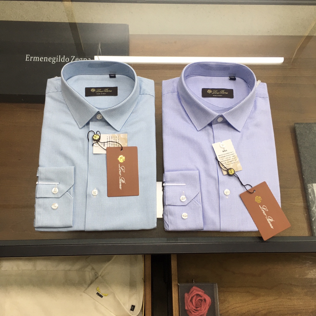 NO:116558,New products - [LP new products] (39-43 orders to report height and weight) Hong Kong foreign company channel goods, pure blood quality, high-end Swiss OEM production, early autumn official new products, high-end Couture handmade clothing series!  Ermenegildo Zeg*a Men's business and casual long-sleeved shirt. Tracing from the source, Italian craftsmen are carefully crafted in order to symbolize the fine craftsmanship of the EZ family for a hundred years, and in the process of unremitting breakthroughs and innovation!  The shirt fabric and accessories are all supplied by foreign customers. The top Swiss ALUMO Arum company fabric is selected by customers. It uses combed and ultra-fine GIZA45 grade Egyptian cotton. The texture and comfort of the fabric reach the peak, with excellent gloss, excellent skin-friendliness and breathability. The texture exudes a sense of luxury and gorgeousness!  It is also very outstanding in terms of details. It is well-stroked and has first-class tailoring. It has exclusive and sophisticated cutting technology, which conforms to rigorous ergonomic design and classic Italian collar. It gathers the traditional craft symbols of EZ and gives the new season of fashion aesthetic value!  The color matching is pleasant, restrained and high-end gray, refreshing and elegant blue, and versatile white. The three colors can all create different styling styles, both solemn and harmonious, with very wide compatibility, and the first choice for urban elite men!  A top-notch and high-end shirt is always a scarce product for men and a very investment-oriented item!  For quality control, quality control and fabric control, it must be the best product!  Color Light blue Dark blue Size 39 40 41 42 43 Size data 39: bust 100cm-shoulder width 44cm-sleeved length 73cm-sleeved length 61cm 40: bust 104cm-shoulder width 46cm-sleeved length 75cm-sleeved length 62.5cm 41: bust 108cm-shoulder width 48cm-sleeved length 77cm-sleeved length 64cm 42: bust 112cm-shoulder width 50cm-sleeved length 79cm-sleeved length 65.5cm 43: bust 116cm-shoulder width 52cm-sleeved length 81cm-sleeved length 67cm...,,loro piano,shirts,alexander wang19860909新品-[LP新品】(39-43下单报身高体重) 香港洋行渠道货,纯正血统品质,高端瑞士代工出品,早秋官方新品,高端Couture手工成衣系列！Ermenegildo Zeg*a 男士商务休闲长袖衬衫.溯源至本,意大利匠人们在精心制作的单品,以象征EZ家族传承百年的精细工艺,而在不懈地突破和创新过程中！该款衬衫面料和辅料皆为外商客供,客供甄选的顶级瑞士ALUMO阿鲁姆公司面料,采用精梳超细的GIZA45 等级埃及棉,面料质感与舒适度达到登峰造极,光泽度极好,亲肤性与透气性绝佳,肌理透着高级奢华感和华丽感！在细节方面亦是非常出彩,走线严丝合缝,剪裁一流,拥有独家精良的裁剪技术,符合严谨的人体工程学设计,经典意式领,聚集了EZ传统工艺符号,并赋予了新一季时装美学价值！配色讨喜,内敛高级灰、清爽优雅蓝、万能百搭白,三色皆可塑造不同的造型风格,亦庄亦谐,兼容性非常广泛,都市精英男士首选！一款上等且高级的衬衫,对于男人来说永远是稀缺品,亦是非常具有投资意义的单品！对于品质控和品相控及面料控必入佳品！ 颜色 浅蓝色 深蓝色 尺码 39 40 41 42 43 尺码数据 39码:胸围100cm-肩宽44cm-衣长73cm-袖长61cm 40码:胸围104cm-肩宽46cm-衣长75cm-袖长62.5cm 41码:胸围108cm-肩宽48cm-衣长77cm-袖长64cm 42码:胸围112cm-肩宽50cm-衣长79cm-袖长65.5cm 43码:胸围116cm-肩宽52cm-衣长81cm-袖长67cm ..,,loro piana,shirts,alexander wang,Men's clothing