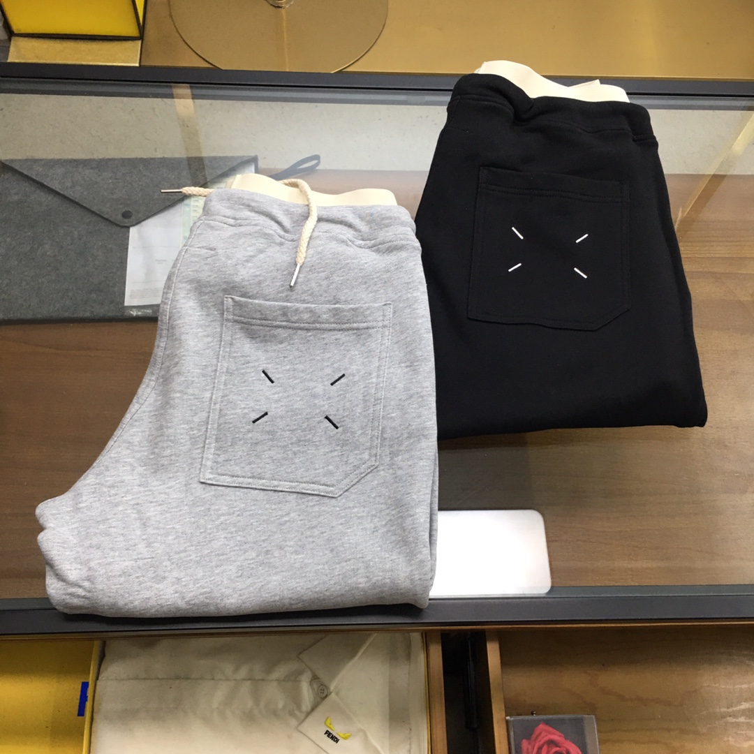 NO:506886,The new casual pants 'Majira' S-XL 2025ss autumn and winter counter official website will be released simultaneously! All accessories are customized for original products, and the trading company's genuine product orders. High-end custom imported fabrics are extracted from natural plant fibers. They are thinner than ordinary cotton fabrics. They feel soft and comfortable to wear. They are not easy to irritate the skin. The fabric absorbs moisture and keeps warm. Size: s-xl.,,masion margiela,alexander wang19860909新品休闲裤《马吉拉》码数S-XL 2025ss秋冬专柜官网同步发售！辅料全部原版定制出品,贸易公司真品订单.高级定制进口面料,以天然植物纖維提炼出来,比一般棉织物轻薄 手感柔软,穿着舒适 完全不易有刺激皮肤 面料吸湿性、保暖性良好 尺码: s-xl.,,masion margiela,alexander wang,Men's clothing