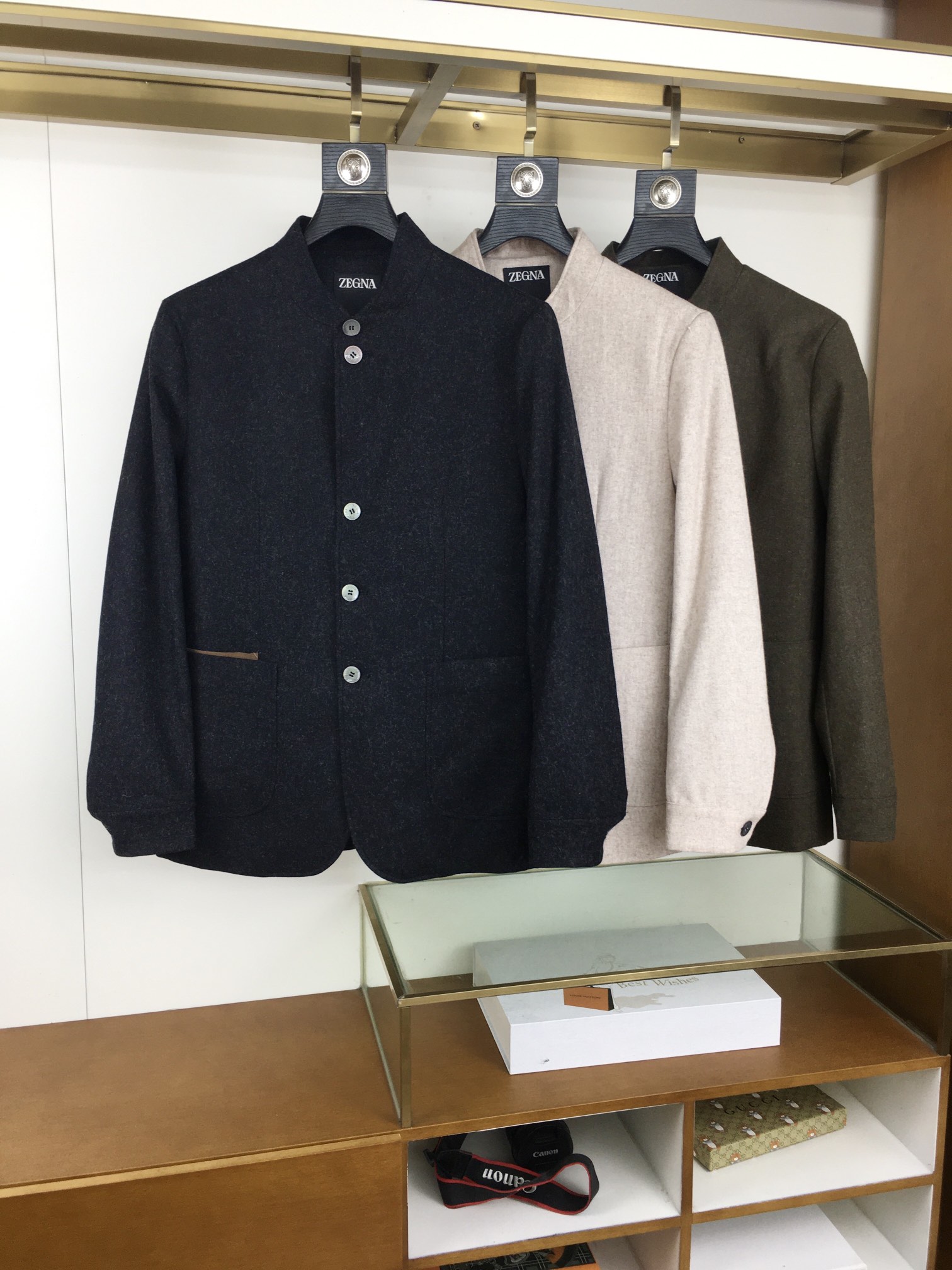 NO:530997,New product [Zegn...New product Zhongshan collar suit] Hong Kong foreign company channel goods, pure blood quality, original Italian products, new autumn and winter models are on sale simultaneously!  Many celebrities perform the same style!  Zeg*a Men's Business Executive Casual/Mulberry Silk Wool Blended/Earl Series Jacket Jacket!  The reason why the IL Conte Earl jacket tribute series is called Earl because the Italian king gave Mr. EZ the title of Earl in 1935. Mr. EZ is not only a businessman but also a philanthropist. At the same time, the entire family has created the Oasi Oasis after five generations, with a 100 square kilometers of natural forest protection area, which truly integrates nature and humanities and achieves vertical integration!  The fabrics and accessories are all supplied by customers. The top-notch merino wool raw materials imported from Australia are made of Italian century-old workshops, and are made of precious materials for golden ratio mulberry silk, creating an extremely luxurious fabric. In addition, the fabric itself is blended with a variety of colors and textiles, enriching the overall vision and creating an excellent touch experience, with excellent breathability!  The craftsmanship is exquisite and exquisite. Every detail shows the brand's strict quality requirements. The medium-length single-breasted placket design is equipped with a stand-up collar that can be turned outward. The pocket and rear collar are decorated with an iconic lambskin badge logo. The buttons are made of finely polished deep-sea mother shells. Each particle has a unique pattern structure and has an extremely high-end gloss. It is engraved with an exquisite brand logo!  The tailoring is first-class, the color matching is light and versatile, which is suitable for everyday outfits, and the mixing and matching is extremely compatible with a wide range of spaces. It can be used to manage a variety of occasions, including business commuting, official law, street leisure, etc. The upper body effect is capable and stylish, and it is easy to show the noble and elegant temperament. It is full of gentlemanly style and is an excellent high attendance item in the wardrobe!  It is hard to come by!  Color Dark green Black Size 48 50 52 54 Size data 48: Bust 102cm-shoulder width 45cm-sleeved length 73cm-sleeved length 63cm 50: Bust 106cm-shoulder width 46cm-sleeved length 74cm-sleeved length 64cm 52: Bust 110cm-shoulder width 47cm-sleeved length 75cm-sleeved length 65cm 54: Bust 114cm-shoulder width 48cm-sleeved length 76cm-sleeved length 66cm.,piaget,jackets & coats,jackets & coats,sheepskin,gold,alexander wang19860909新品【Zegn...新品中山领西服】 香港洋行渠道货,纯正血统品质,意大利原产出品,秋冬新款柜台同步发售！众多明星演绎同款！ Zeg*a男士商务行政休闲/桑蚕丝羊毛混纺/伯爵系列夹克外套！IL Conte伯爵外套致敬系列之所以叫伯爵,因为意大利国王在 1935 年赋予EZ先生伯爵的头衔,EZ先生不仅是一个商人还是一位慈善家,同时整个家族历经五代人造就了Oasi绿洲,拥有100平方公里的自然森林保护区域,真正的将自然与人文融为一体,实现纵向一体化！面料与辅料皆为客供,澳洲纯进口的顶级美利奴羊毛原料,意大利百年工坊定织定染而成,混合黄金比例桑蚕丝矜贵材质,打造出极为奢华的面料,另外面料本身由多种色彩纺织交融,丰富了整体视觉,并缔造出极为出色的触感体验,透气性非常优越！工艺精湛考究,每一处细节皆在彰显品牌对于品质的苛刻要求,中长款单排扣门襟设计,搭载立领可外翻细节,口袋处及后领饰有标志性小羊皮徽章标识,纽扣采用深海母贝精细打磨制成,每一粒都有着独一无二的纹路构造,且有着极为高级的光泽度,上面镌刻有精美的品牌标识！剪裁一流,配色轻熟百搭,符合日常各种穿搭,混搭兼容空间极高,可驾驭多种场合,商务通勤、公务律政、出街休闲等,上身效果干练有型,极易彰显出尊贵优雅气质感,绅士范儿十足,属于衣橱绝佳的高出勤率单品！可遇而不可求！ 颜色 墨绿色 黑色 尺码48 50 52 54 尺码数据 48码:胸围102cm-肩宽45cm-衣长73cm-袖长63cm 50码:胸围106cm-肩宽46cm-衣长74cm-袖长64cm 52码:胸围110cm-肩宽47cm-衣长75cm-袖长65cm 54码:胸围114cm-肩宽48cm-衣长76cm-袖长66cm.,,piaget,jackets & coats,jackets & coats,sheepskin,gold,alexander wang,Men's clothing