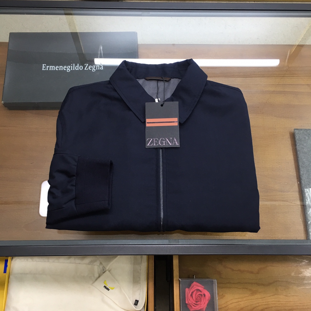 NO:596732,Counter model [Z.zegn] Produced by the original OEM, ZZ top style GW priced at W, minimalist urban business casual style, high-standard Leggerissimo material, men's versatile navy blue Leggerissimo foldable shirt jacket!  A must-have high-end casual style for business men, the annual masterpiece of the ZZ family, a simple and advanced high-quality jacket, an affordable luxury product with a W-level price!  Absolutely high-quality hot-selling items, the ZZ family itself is world-famous for its first-class business and casual style. Every man is proud to own a ZZ family item. After careful craftsmanship, meticulous tailoring, and thoughtful care of every detail by the designer, the ZZ family organically combines traditional craftsmanship with modern wisdom to bring the art of menswear to its fullest. It has always been the favored object of many celebrities!  !  Shenzhen Port Trade Order, ZZ family’s high-standard autumn and winter items, no matter in terms of design, class or quality, this model is undoubtedly the pinnacle business series, a must-have for all male fans!  !  [Urban Business Style] ZZ has really studied the business style very thoroughly. I think everyone should like this kind of high-end jacket. The classic pilot cut design, coupled with the spirited shirt collar design, the overall design is simple but full of high-end sense. The dressing performance is excellent enough and the charm is strong enough. The overall color matching is also a classic navy blue color system that is generous and evergreen.  In this way, it has a high-end sense of style and visual performance, and the charm of the upper body is undoubtedly undoubted. It is a single item that is suitable for both leisure and business. The outfit is naturally high-end and fashionable. It also uses a double zipper placket and decorated smooth leather details to contrast the design sense of the perfect jacket. It also has a youthful sense of sport and leisure, and a more age-reducing and fashionable high-end atmosphere!  [Material] This navy blue Leggerissimo material is made. Leggerissimo is an extremely light fabric. It is carefully woven from high-quality mulberry silk. It has a natural softness and elegant texture, and the toughness and elasticity of the fabric are not inferior. It is made of high-end mulberry silk and virgin wool fiber blended fabrics. It is extremely light and elastic, and the upper body is comfortable and stylish. Exclusive trade spot style, all high-end male fans, get excited, miss it and it will be your last song!  !  Size data Size 48 50 52 54 Shoulder width 45 47 49 51 Bust 53 55 57 59 Clothes length 70 71 72 73 Sleeve length 64 65 66 67 Recommended size Xiaoyu is 172cm tall and weighs 98 pounds. I tried on size 48 and it fits!  Girls any size!  For boys under 120 kilograms, size 48 is recommended, between 120 and 140 kilograms is recommended at size 50, between 140 and 160 kilograms is recommended at size 52, and between 160 and 180 kilograms is recommended at size 54!  ..,,jackets & coats,jackets & coats,shirts,alexander wang19860909专柜款【Z.zegn】 原代工原厂出品,ZZ顶级款式GW售价W,极简都市商务休闲风格,高规Leggerissimo材质,男士百搭海军蓝 Leggerissimo可折叠式衬衫夹克！ 商务型男必备的高端休闲款,ZZ家族的年度力作单品,简约高级的高品质夹克外套,柜价W级别的轻奢产物！ 绝对的高品质爆款单品,ZZ家族本身就是以一流的商务休闲风格而闻名世界,每一个男士都在以拥有一款ZZ家族的单品而骄傲, 经过设计师的精心雕琢,细致裁剪,周至的呵护到每一个细节,将传统工艺与现代智慧有机的结合, 将男装艺术发挥到淋漓尽致的地步,一直都是许多社会名流所青睐的对象！！ 深圳港口贸易订单,ZZ家族秋冬的高规格单品,无论是从设计还是档次到品质,此款都是毋庸置疑的巅峰商务系列,所有男粉必入的款式！！【都市商务范】 ZZ是真的将商务风研究的相当透彻,我想这样的高端外套应该每个人都是极为喜欢的吧, 经典的飞行员版型的裁剪设计,加上精神的衬衫领设计,整体的设计简约但是充满着高级感, 穿搭性能足够出色,魅力也足够强大,并且整体的色系搭配也是大方长青的海军蓝经典色系, 如此一来更具备高端的风格感与视觉性能感,上身的魅力自然是毋庸置疑的,一款既适合休闲又适合商务范的单品, 穿搭自然而然的具备高级感与时尚性,并且采用双拉链开襟,装饰的光滑皮革细节以对比质地完美夹克的设计感, 更具备运动与休闲的青春感,更为减龄与时髦的高端气息！【材质】 这款海军蓝 Leggerissimo材质制成,Leggerissimo 是一种极其轻盈的面料, 选用优质桑蚕丝精心编织而成,拥有天然的柔软与飘逸质感,且面料的韧度和弹性也毫不逊色, 高端的桑蚕丝和初剪羊毛纤维混纺面料制成,极致轻盈且富有弹性,上身舒适有型, 独家贸易现货款式,所有高端男粉们燥起来吧,错过即是绝唱！！ 尺码数据 尺码 48 50 52 54 肩宽 45 47 49 51 胸围 53 55 57 59 衣长 70 71 72 73 袖长 64 65 66 67 推荐尺码 小雨身高172cm体重98斤试穿48码,合适！ 女生任意尺码！ 男生120斤以下推荐48码,120-140斤推荐50码,140-160斤推荐52码,160-180斤推荐54！..,,jackets & coats,jackets & coats,shirts,alexander wang,Men's clothing